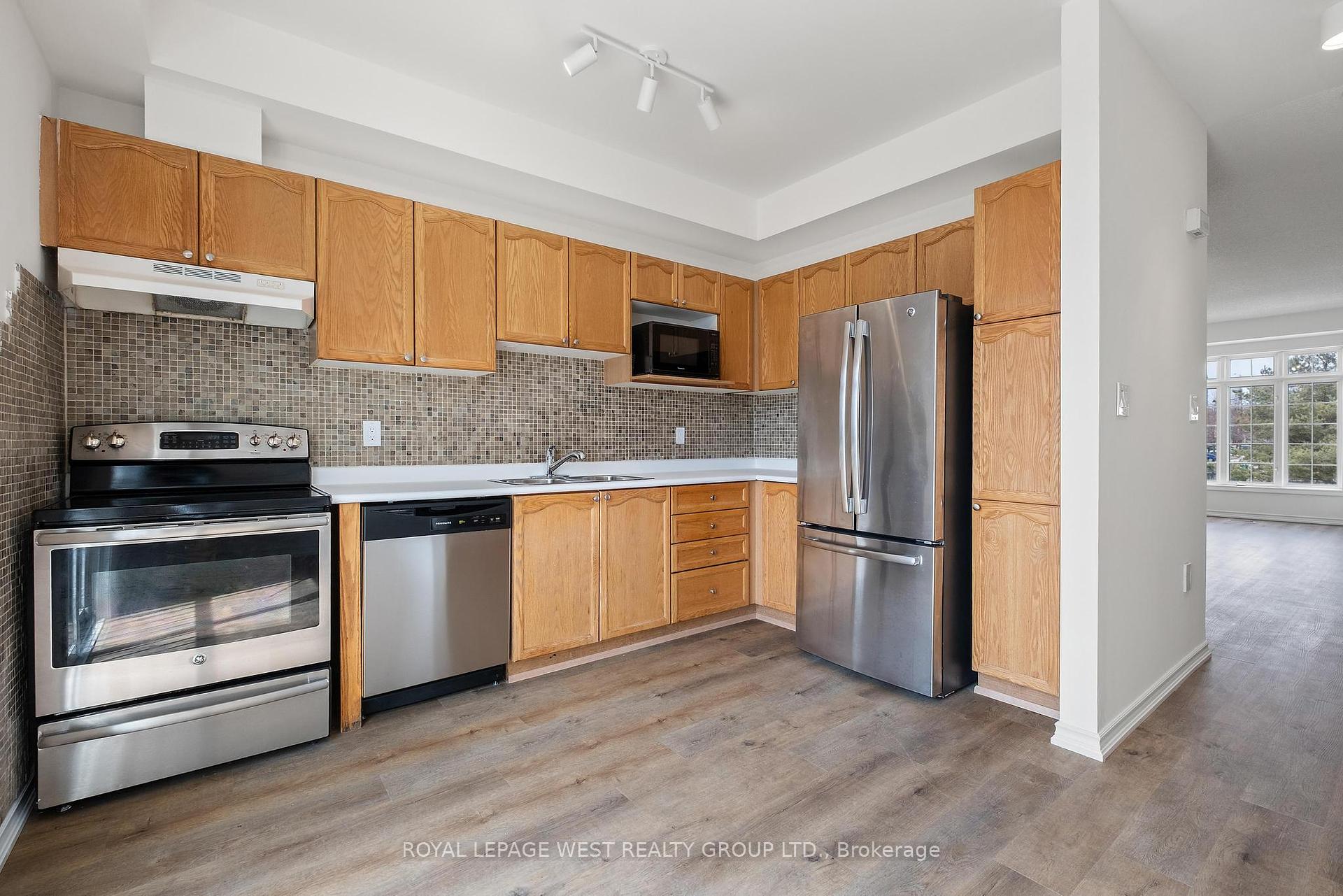 3 Bedrooms Condo at 280 Hillcrest,  Mississauga For sale