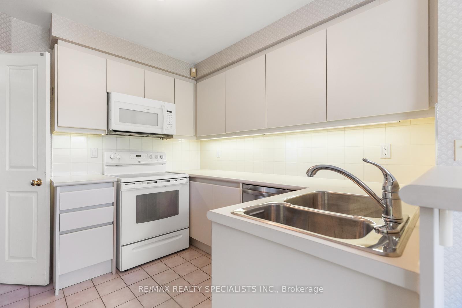 2 Bedrooms Condo at 1800 The Collegeway, Mississauga For sale