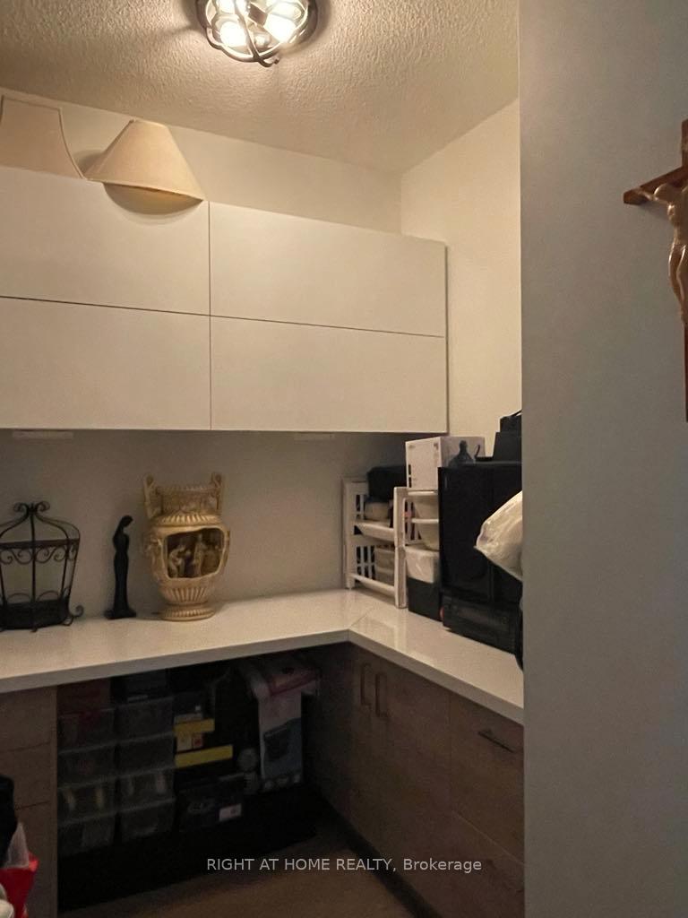 2 Bedrooms Condo at 5220 Dundas,  Burlington For sale