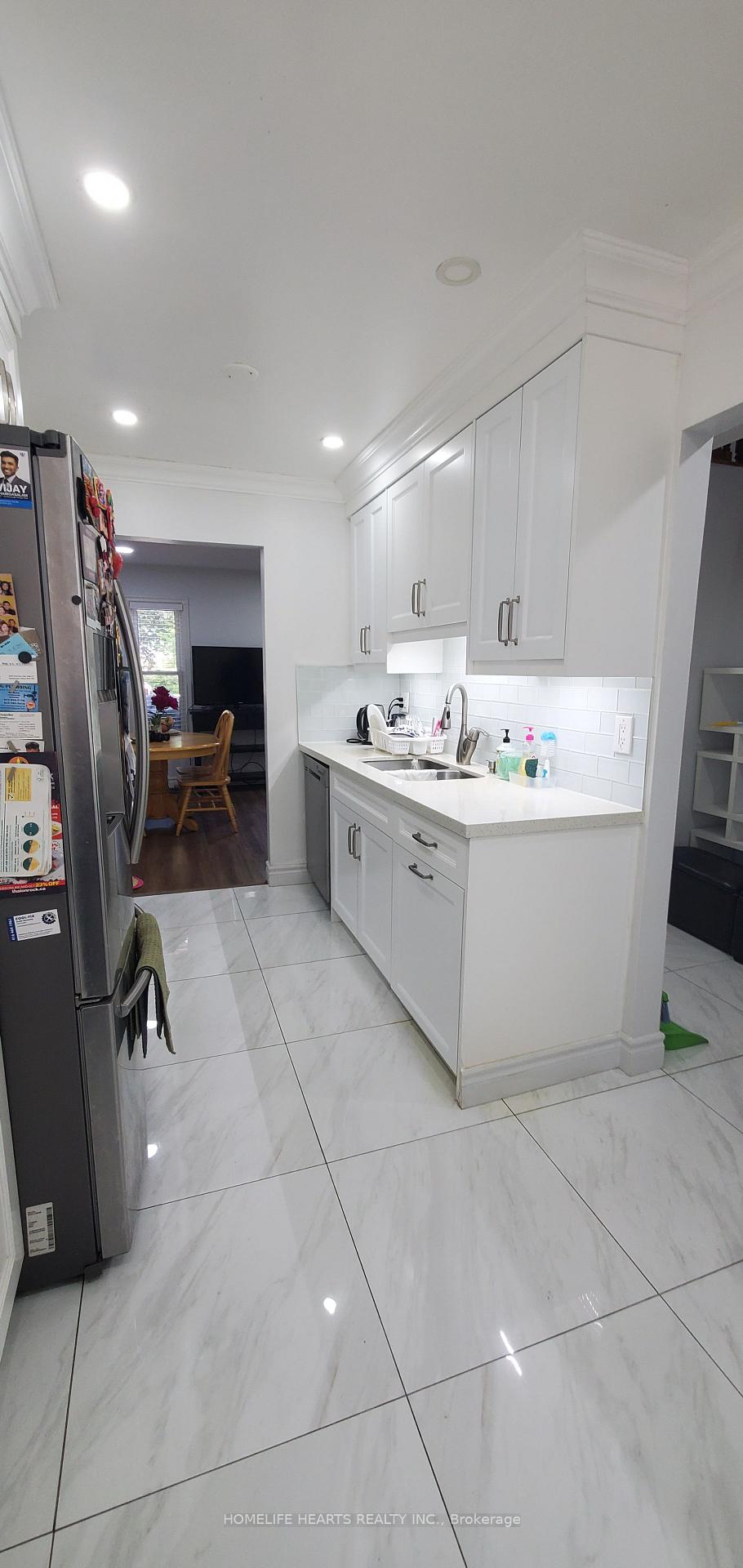 5 Bedrooms Condo at 50 Silverbell, Toronto For sale