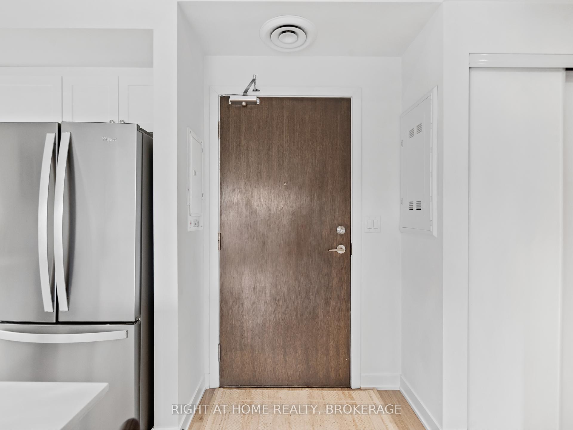 2 Bedrooms Condo at 16 Markle, Hamilton For sale