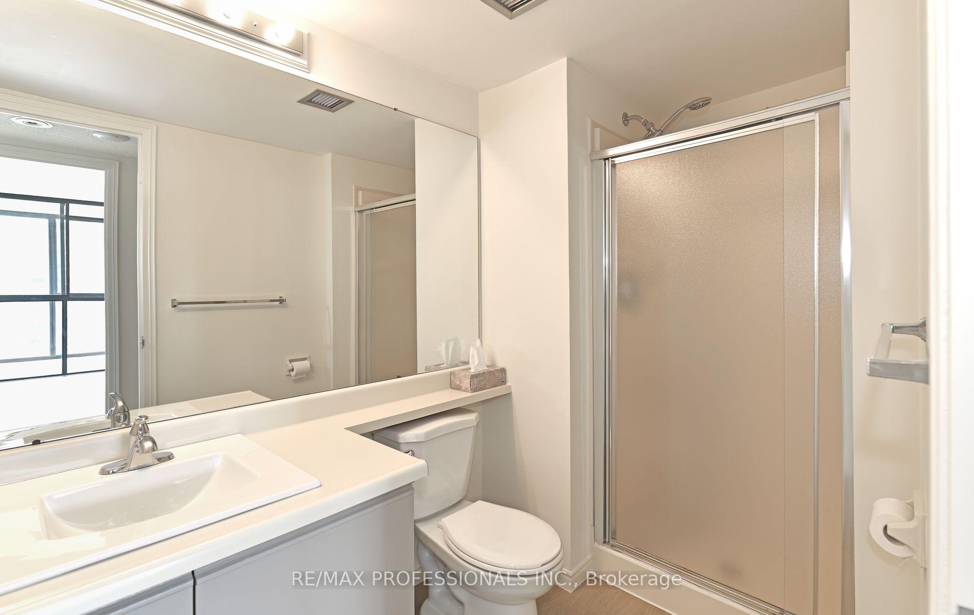 3 Bedrooms Condo at 40 Richview, Toronto For sale