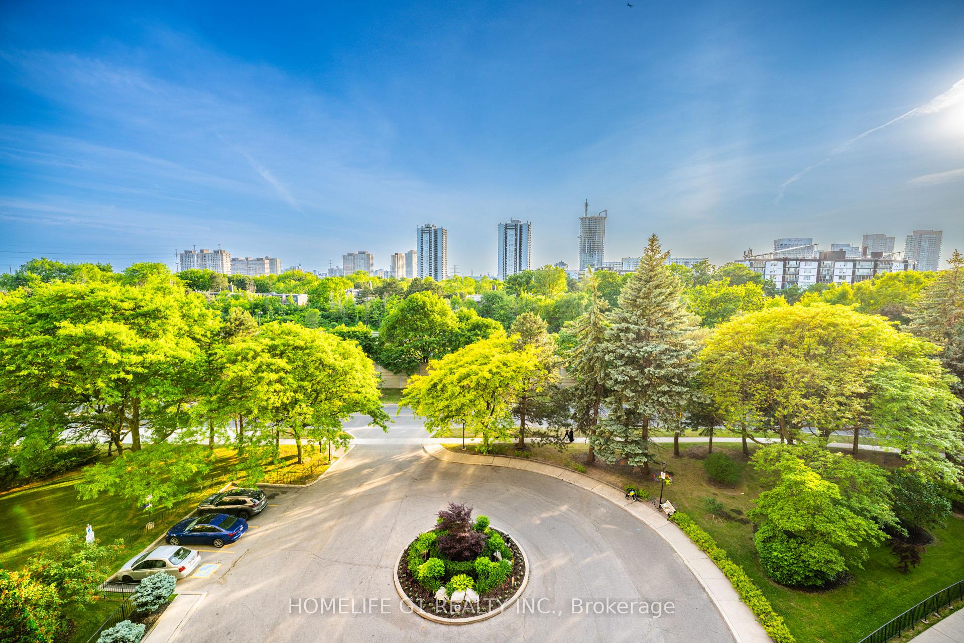3 Bedrooms Condo at 5 Shady, Toronto For sale
