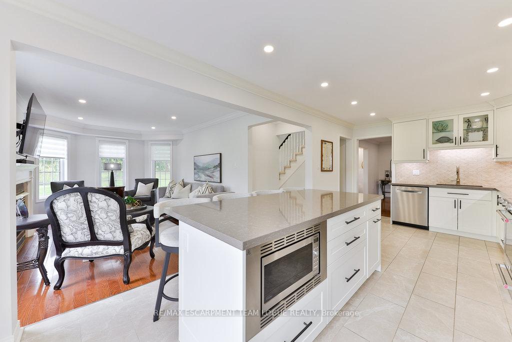 4 Bedrooms Condo at 2145 Country Club, Burlington For sale
