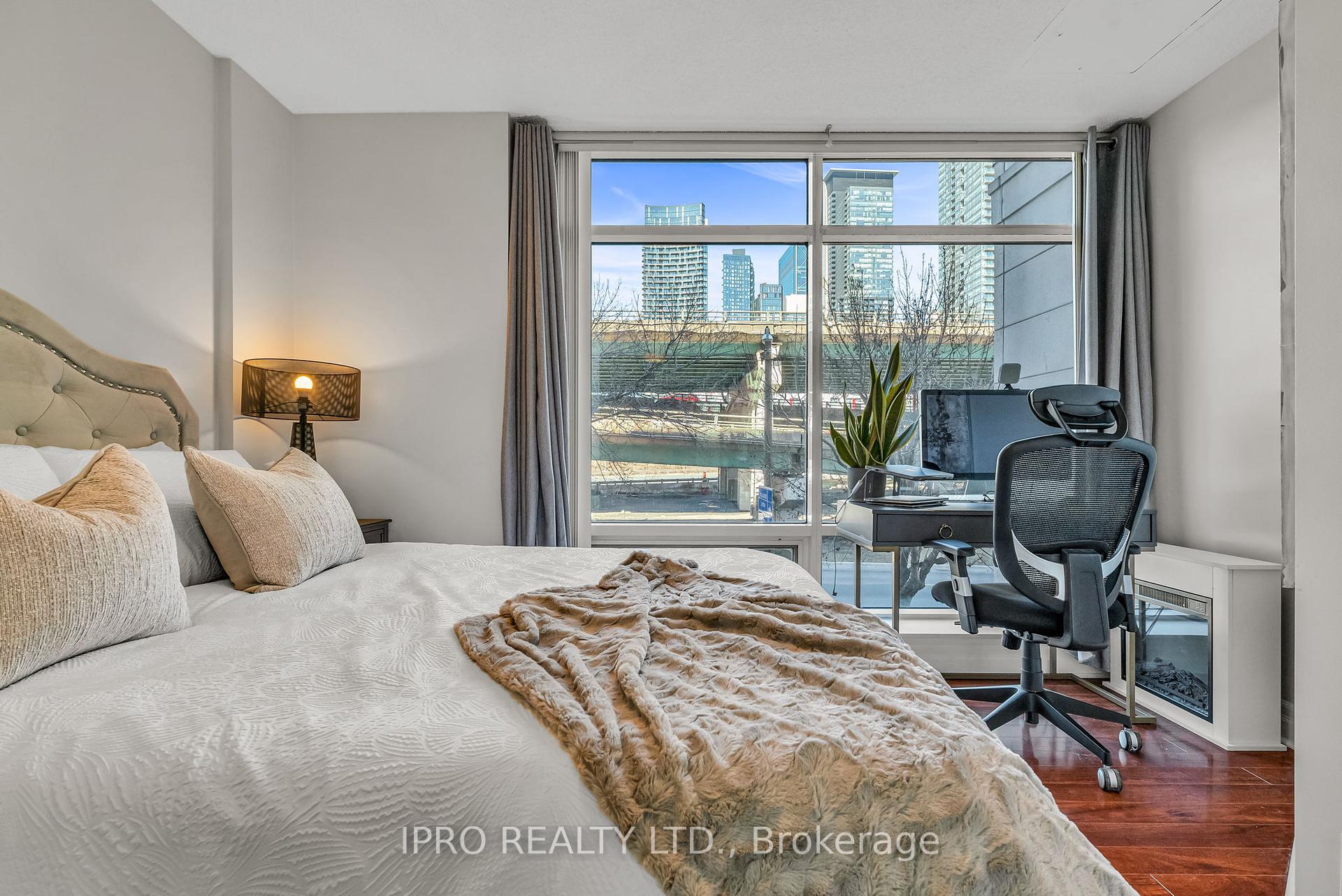 3 Bedrooms Condo at 500 Queens, Toronto For sale