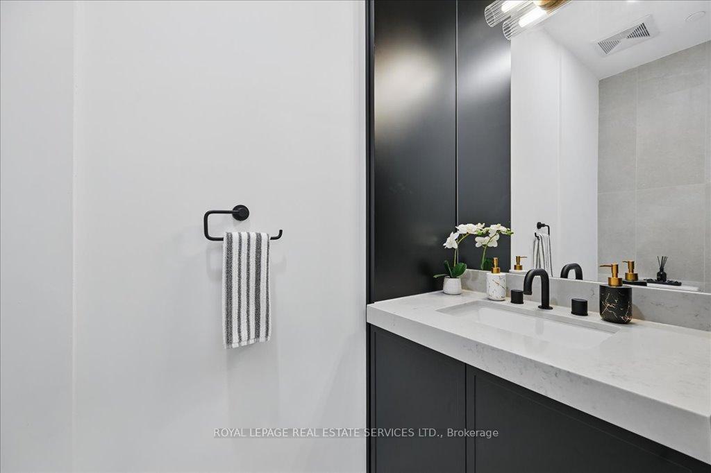 3 Bedrooms Condo at 2489 Taunton, Oakville For sale