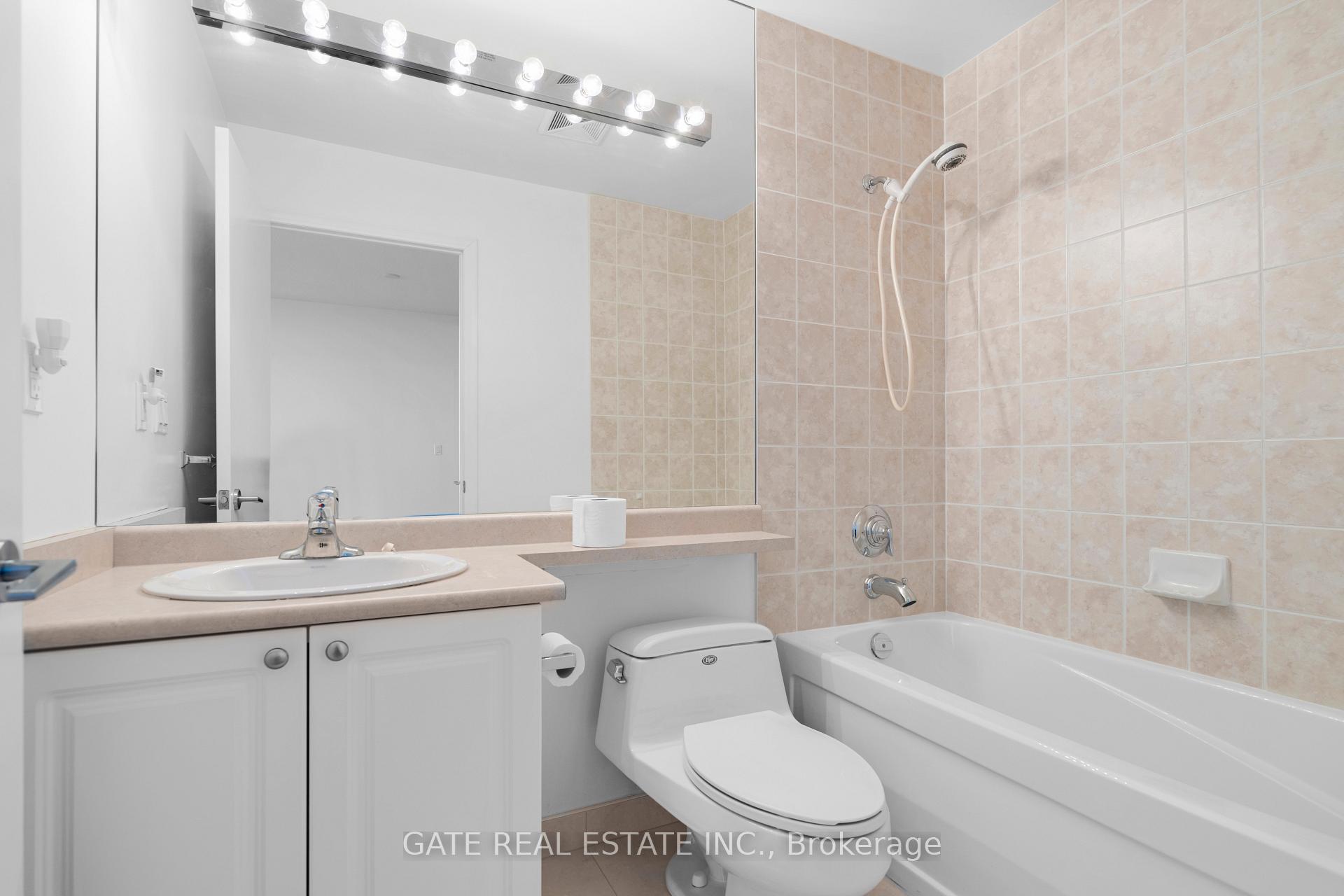 2 Bedrooms Condo at 38 Fontenay, Toronto For sale
