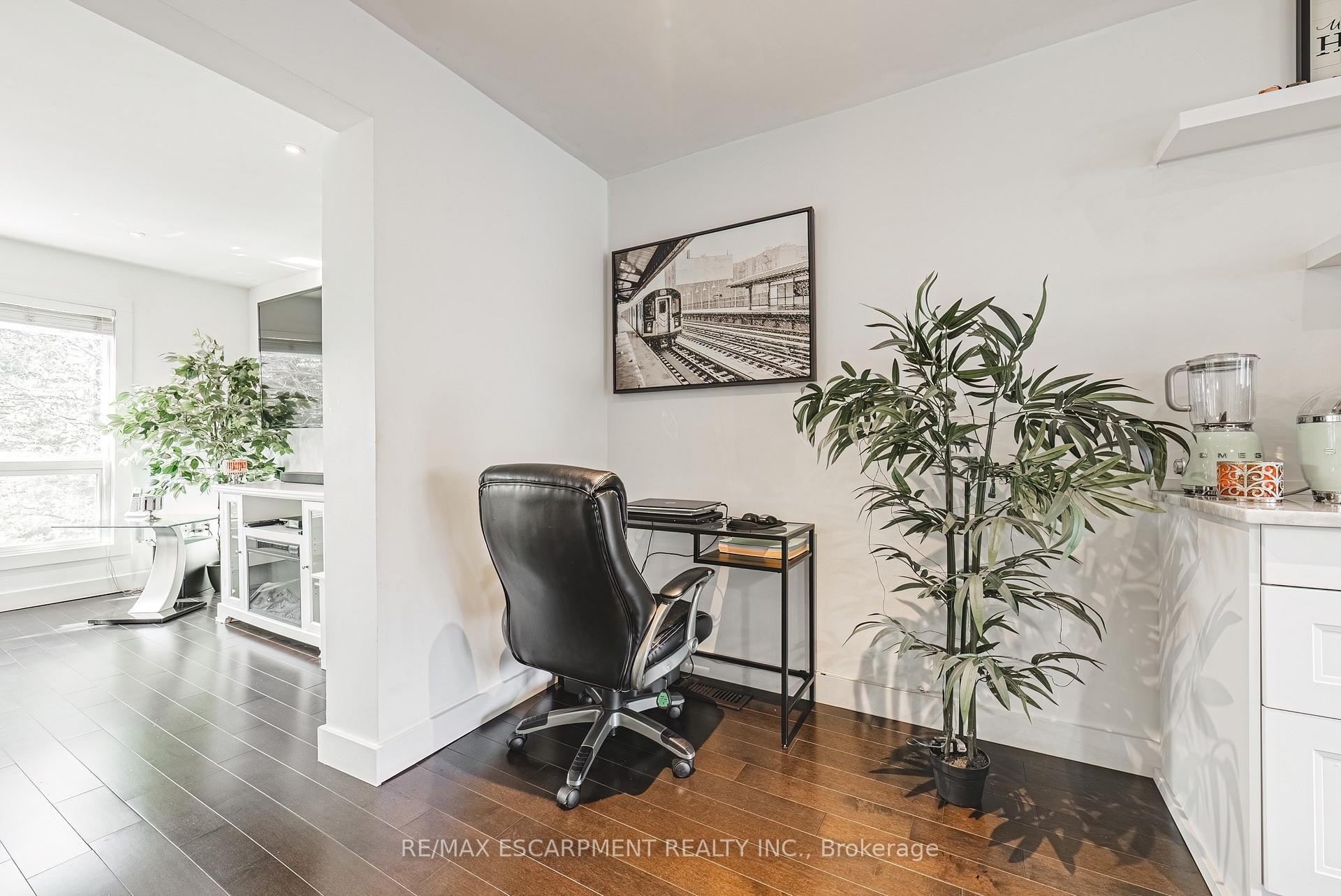 3 Bedrooms Condo at 1155 Paramount, Hamilton For sale