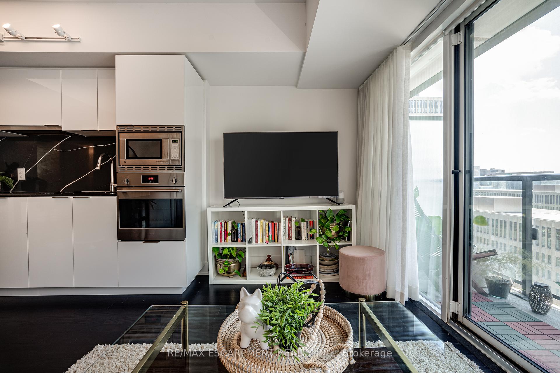 3 Bedrooms Condo at 955 BAY, Toronto For sale