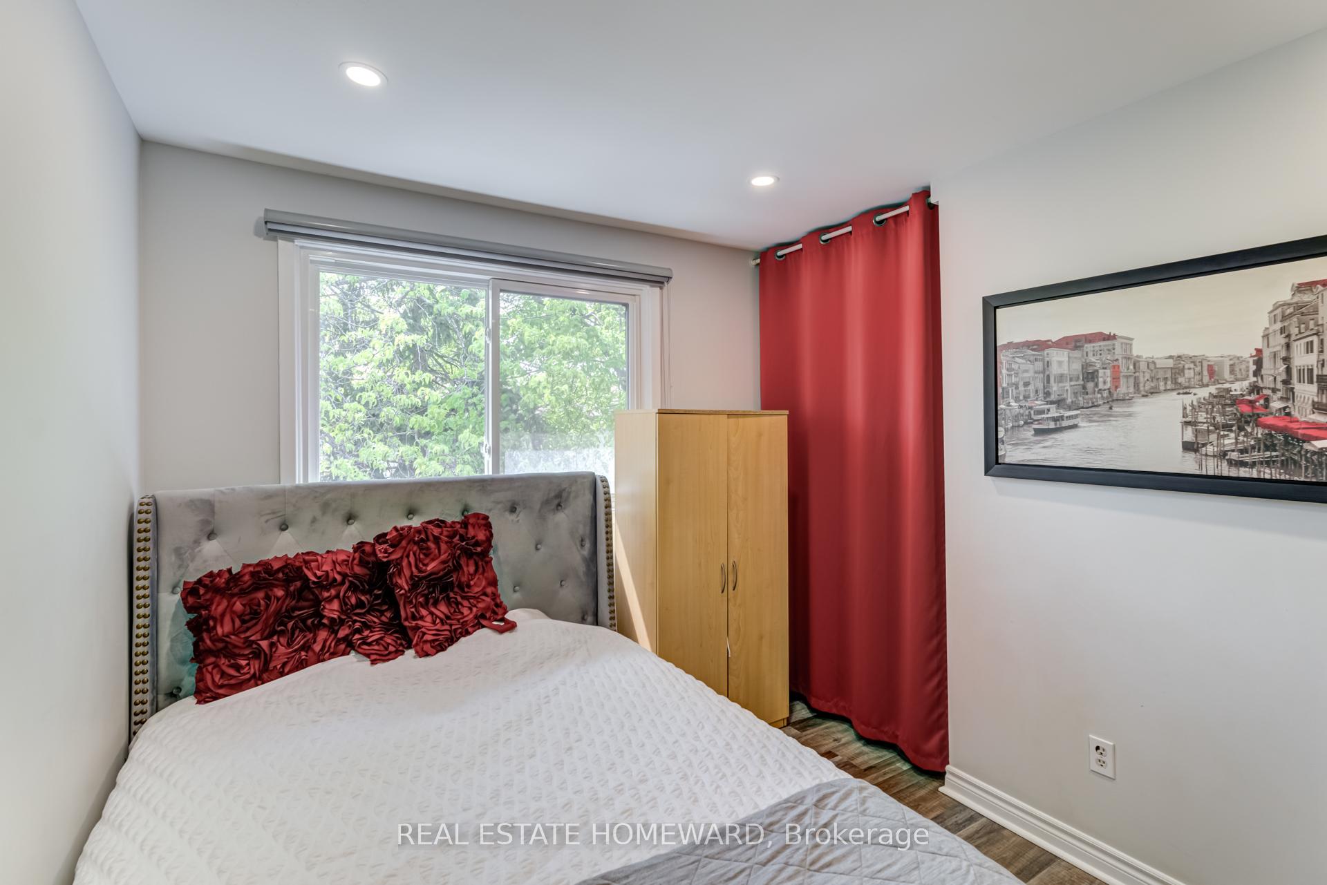3 Bedrooms Condo at 6540 Falconer, Mississauga For sale