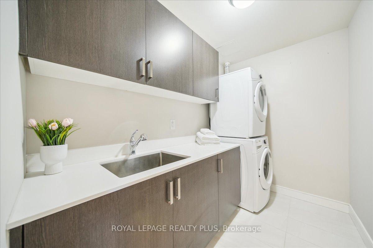 3 Bedrooms Condo at 1575 Lakeshore, Mississauga For sale