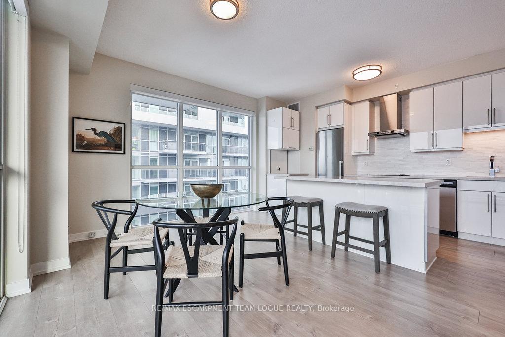 2 Bedrooms Condo at 2081 Fairview,  Burlington For sale