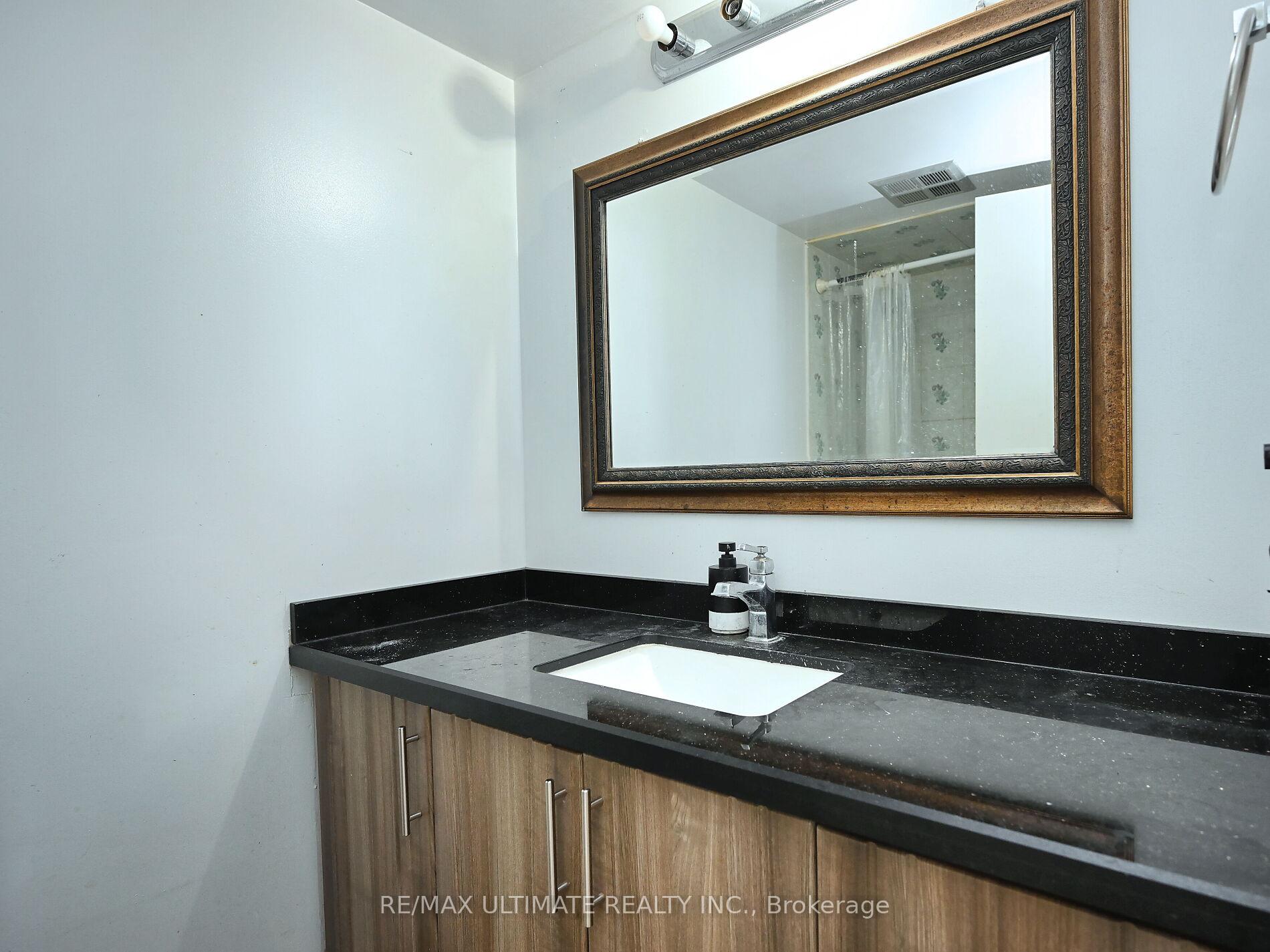 3 Bedrooms Condo at 3700 Kaneff, Mississauga For sale