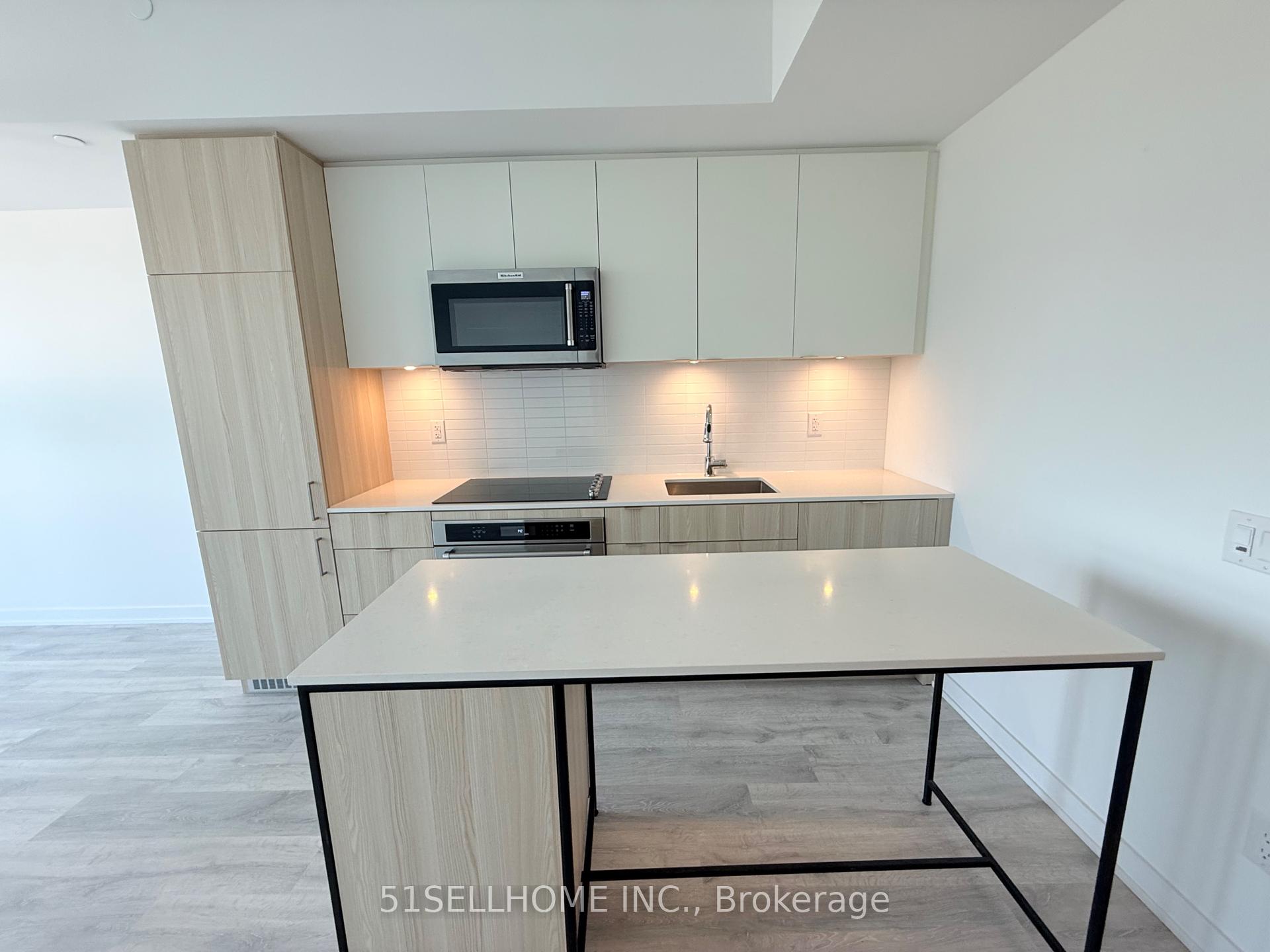 4 Bedrooms Condo at 220 Missinnihe, Mississauga For sale