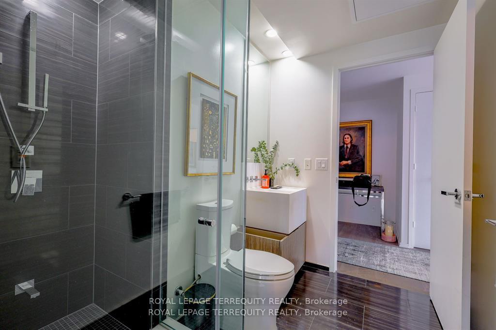 2 Bedrooms Condo at 1 Bloor, Toronto For sale
