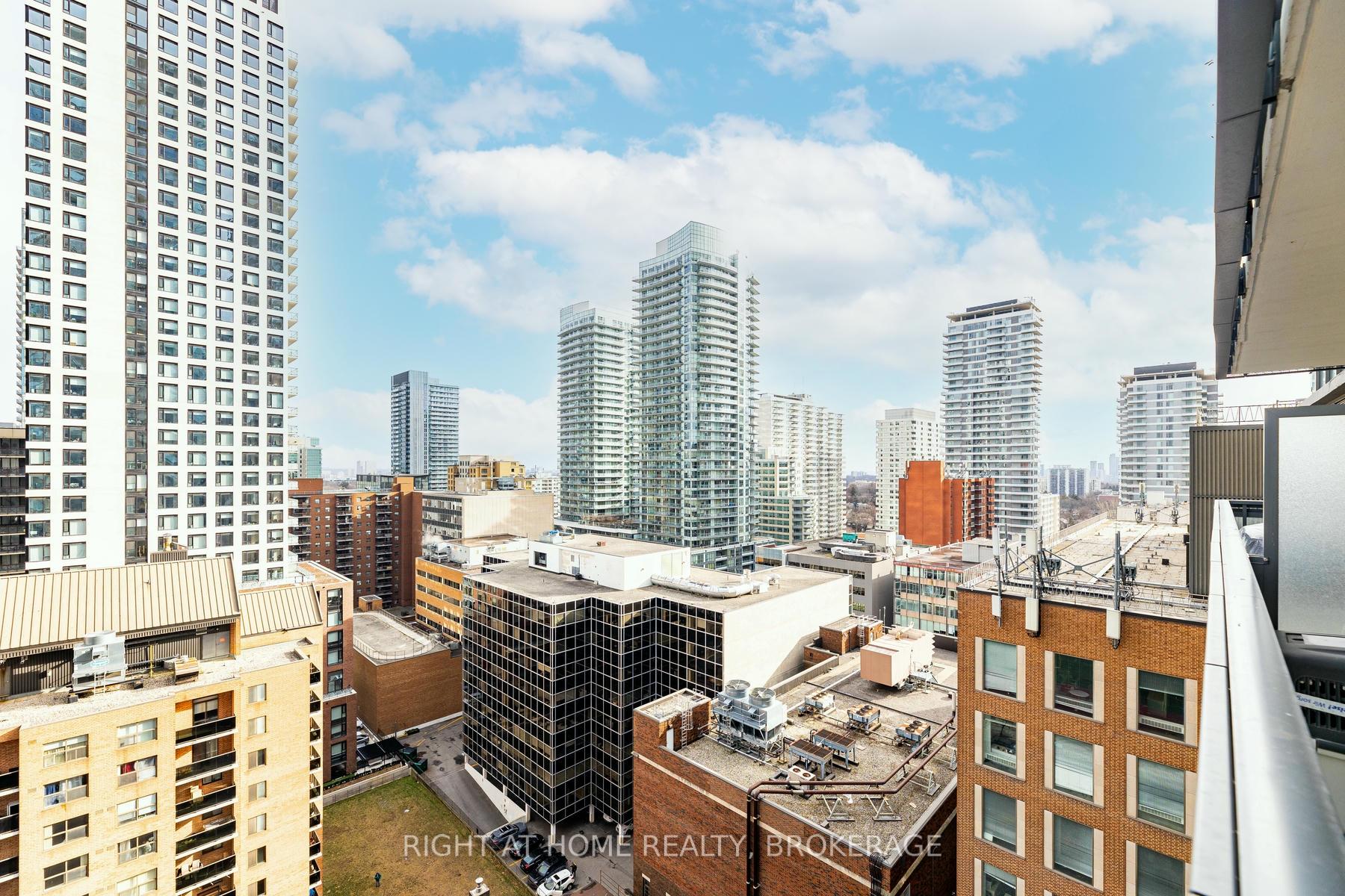 2 Bedrooms Condo at 39 Roehampton, Toronto For sale