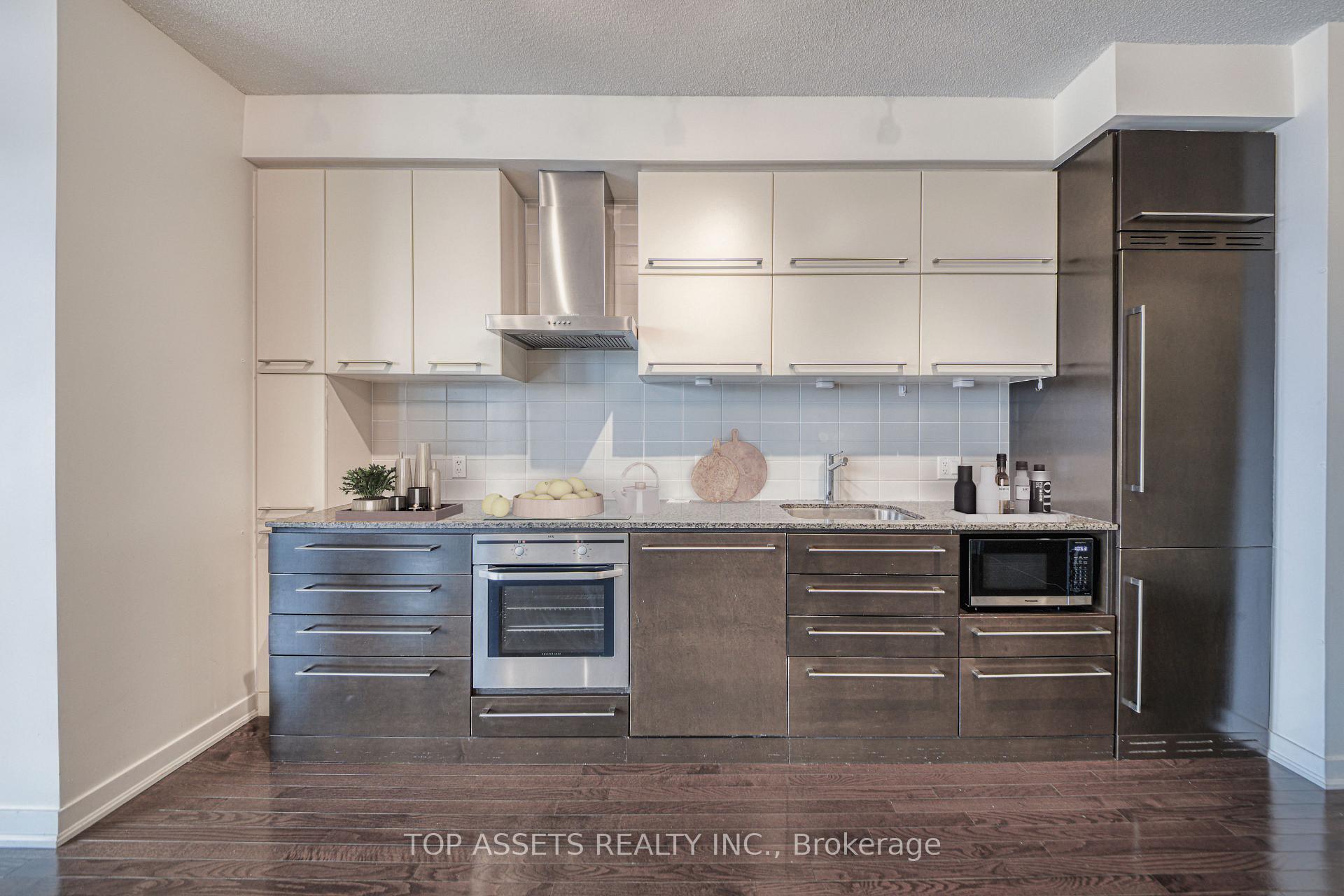 3 Bedrooms Condo at 770 Bay, Toronto For sale