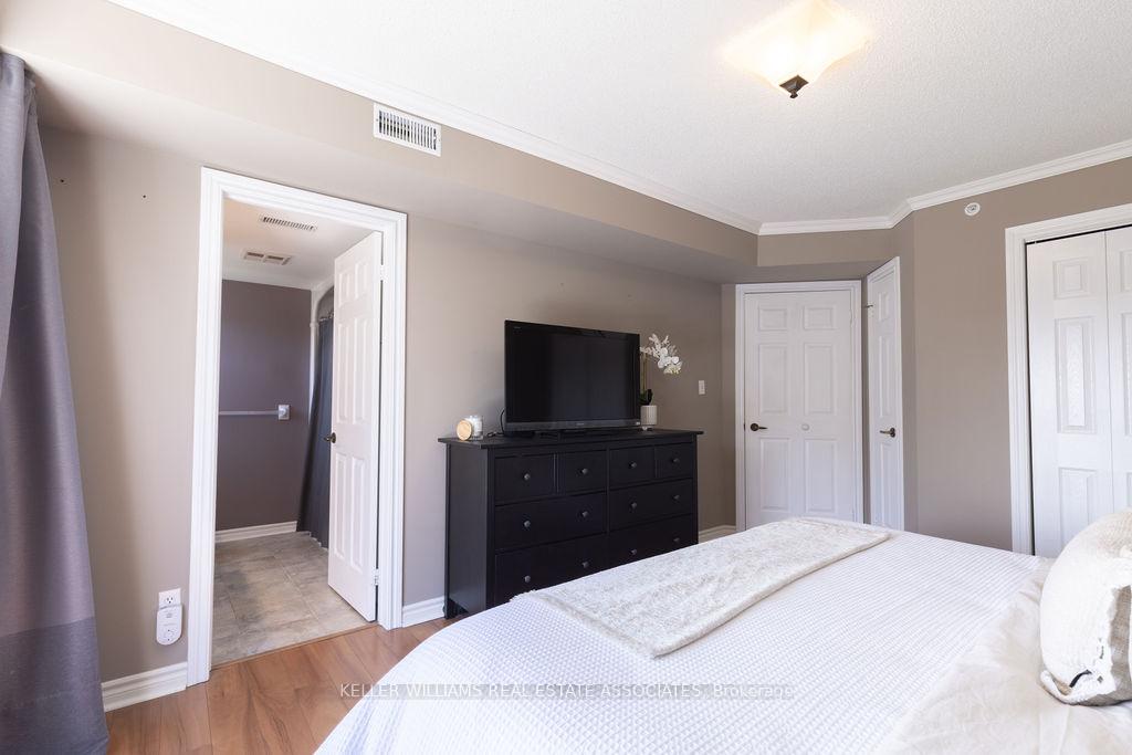 2 Bedrooms Condo at 4003 Kilmer, Burlington For sale