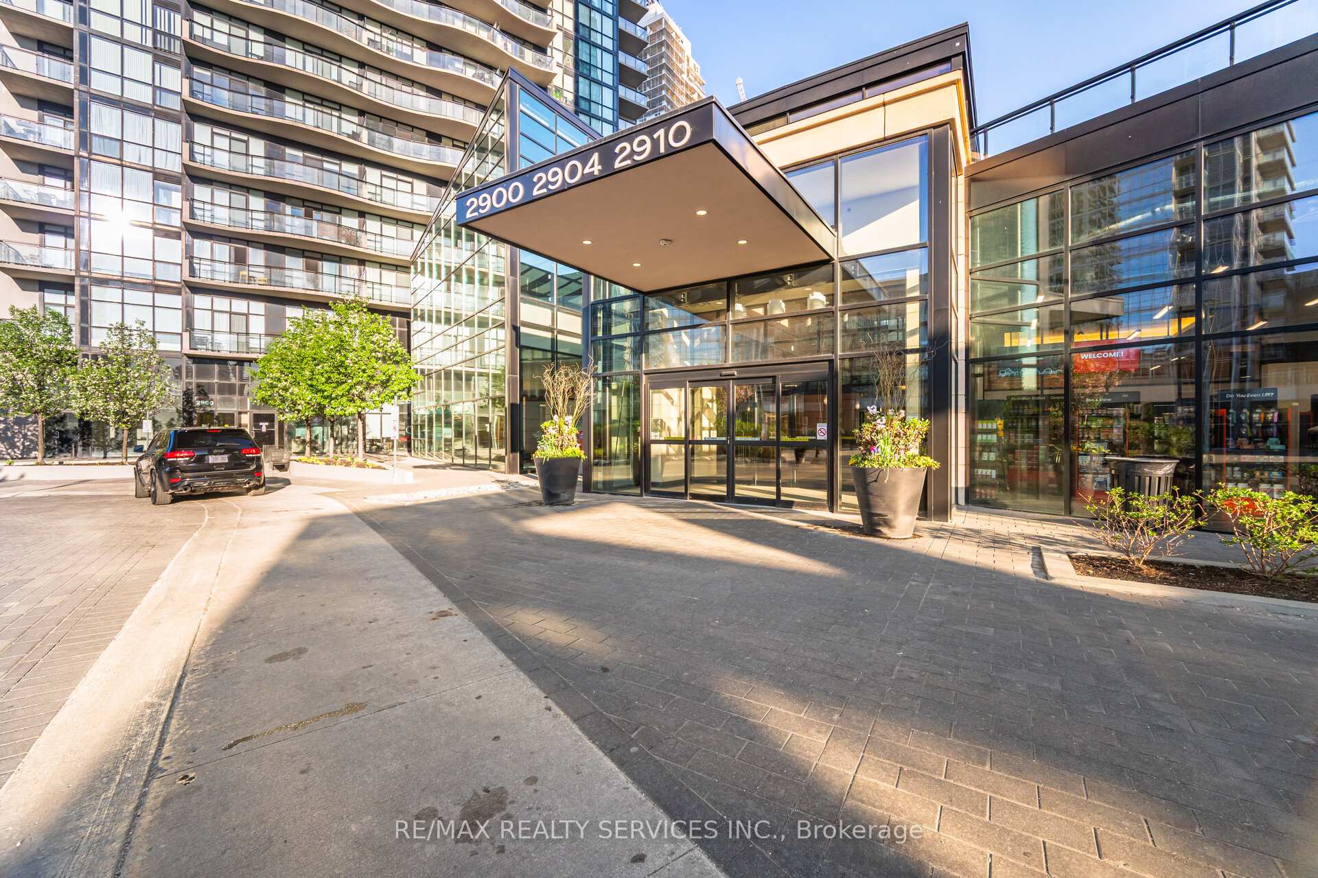 3 Bedrooms Condo at 2900 Highway 7, Vaughan For sale