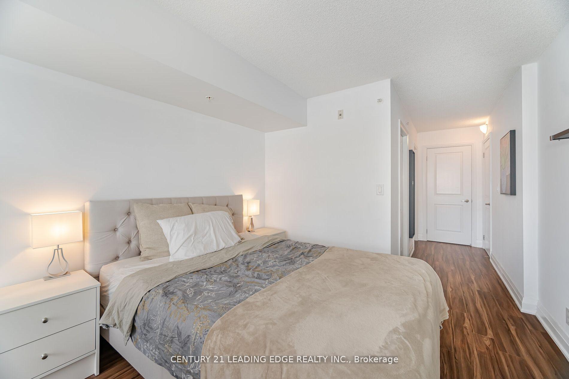 2 Bedrooms Condo at 24 Woodstream, Vaughan For sale