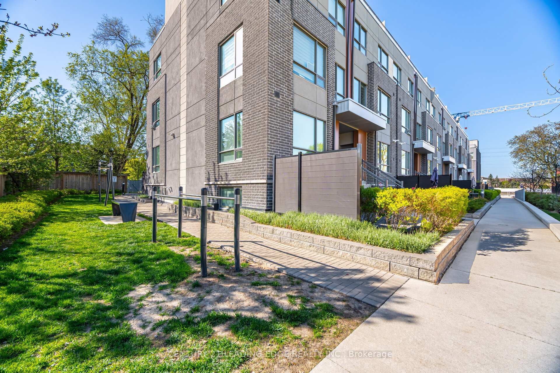2 Bedrooms Condo at 650 Atwater, Mississauga For sale