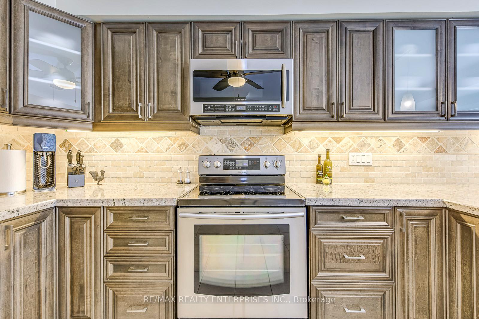 3 Bedrooms Condo at 5658 Glen Erin, Mississauga For sale