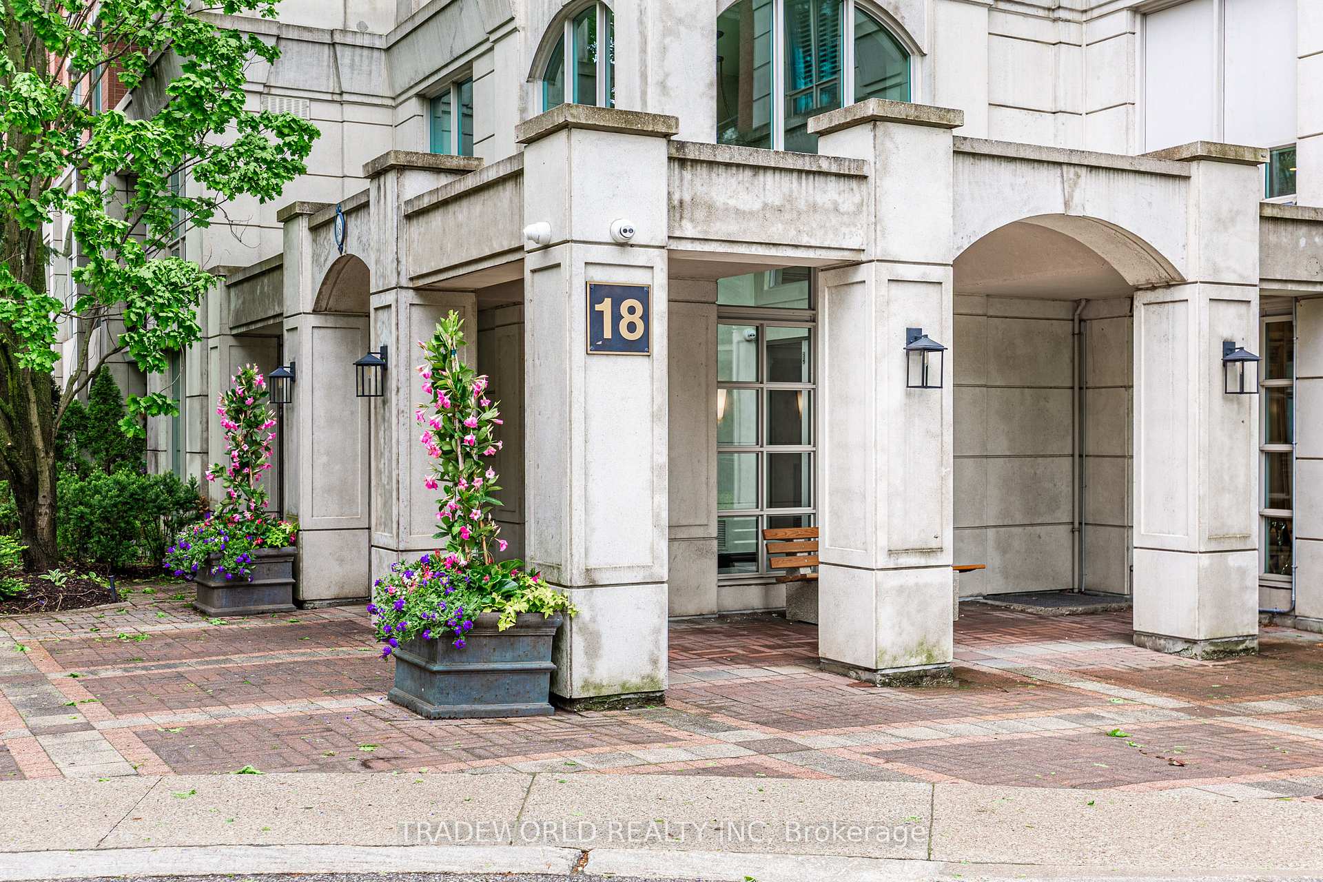 2 Bedrooms Condo at 18 William Carson, Toronto For sale