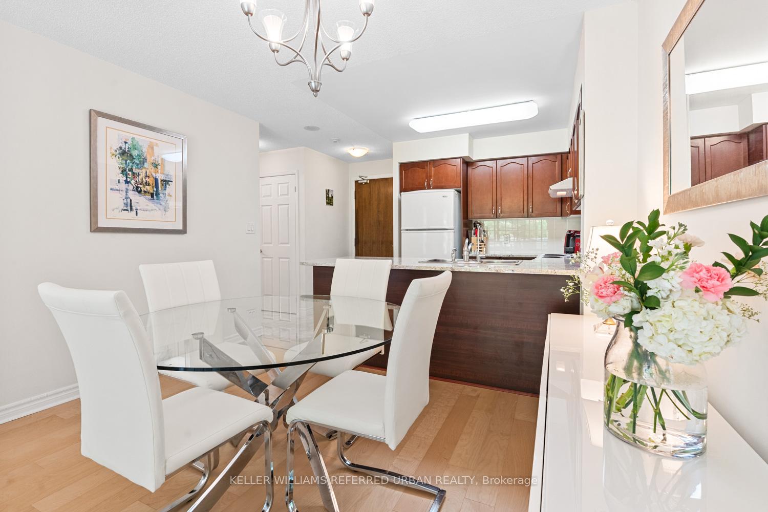 2 Bedrooms Condo at 35 Hollywood, Toronto For sale