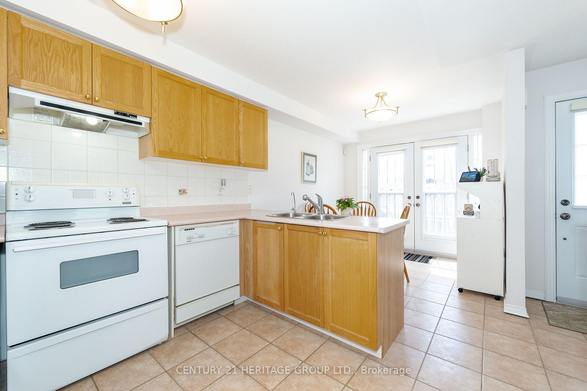 3 Bedrooms Condo at 124 Rory,  Toronto For sale