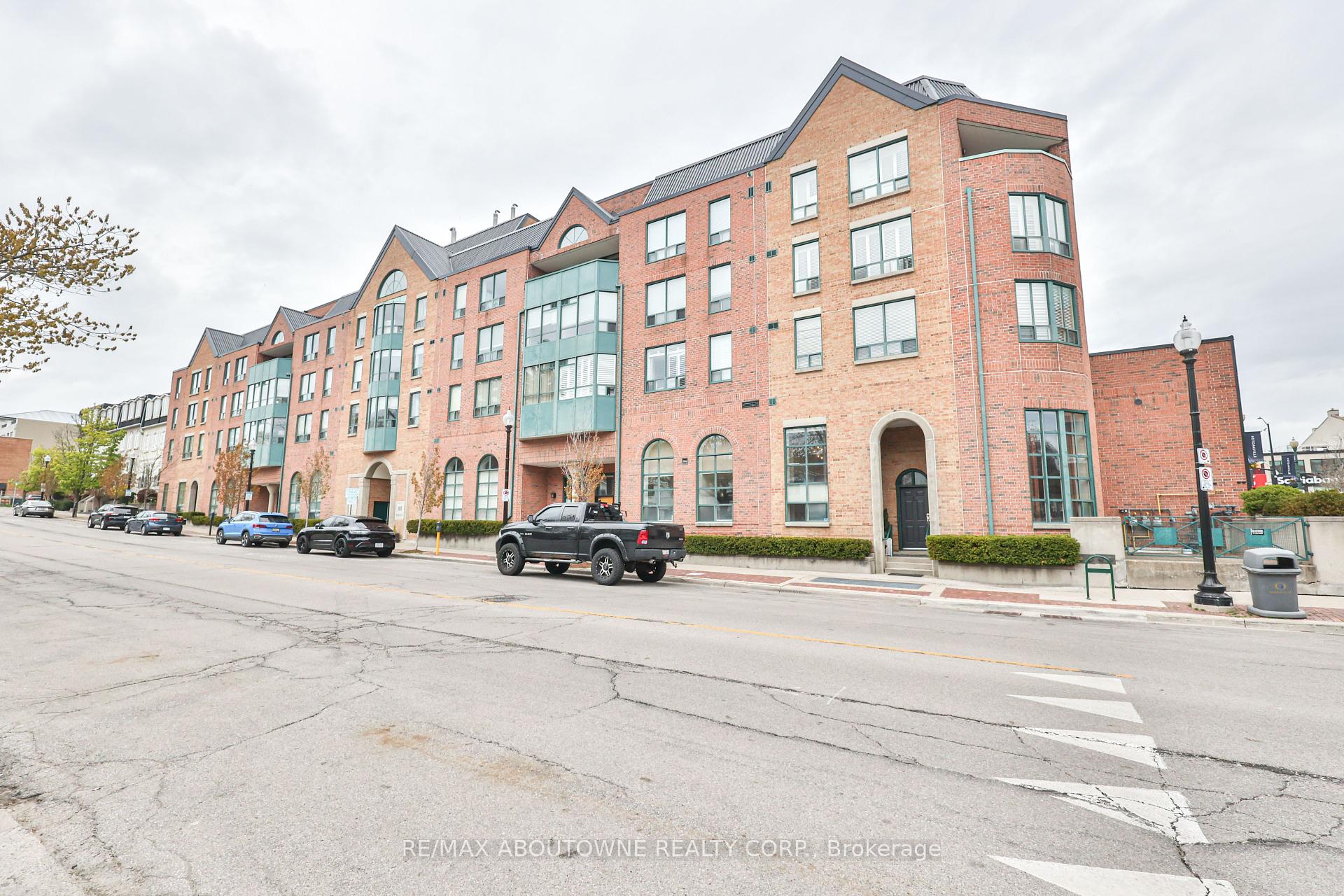 2 Bedrooms Condo at 185 Robinson, Oakville For sale