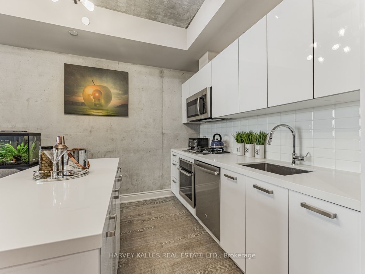608 Richmond Street W 816