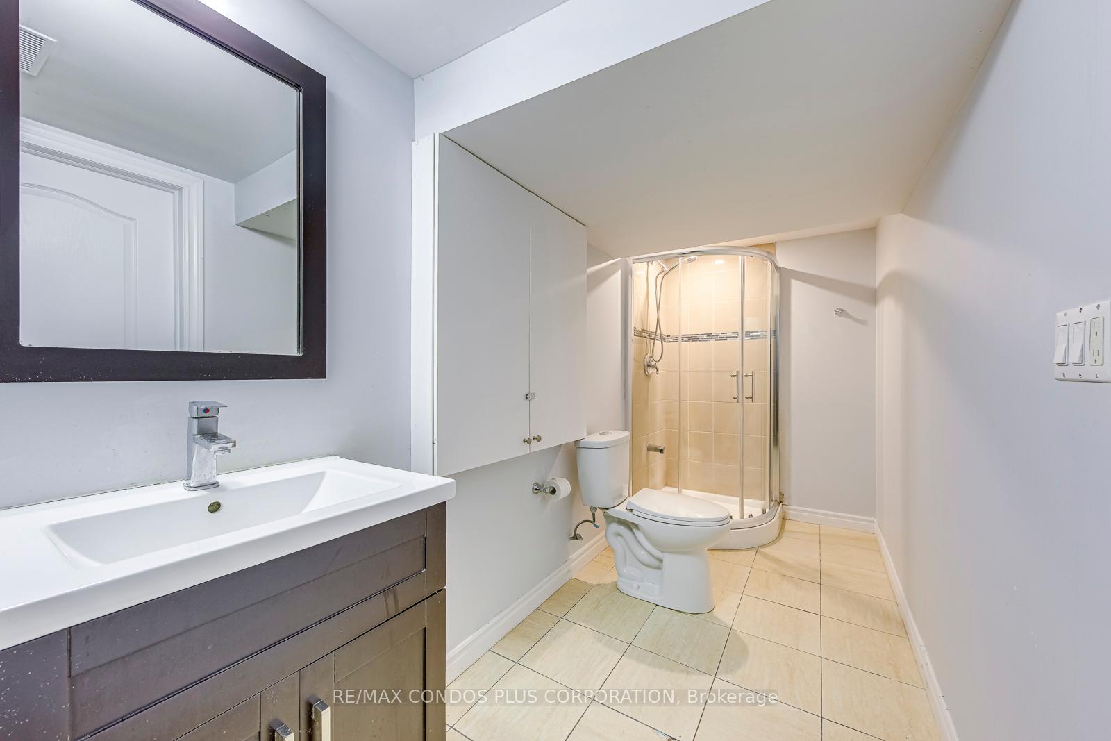 5 Bedrooms Condo at 1015 Galesway, Mississauga For sale