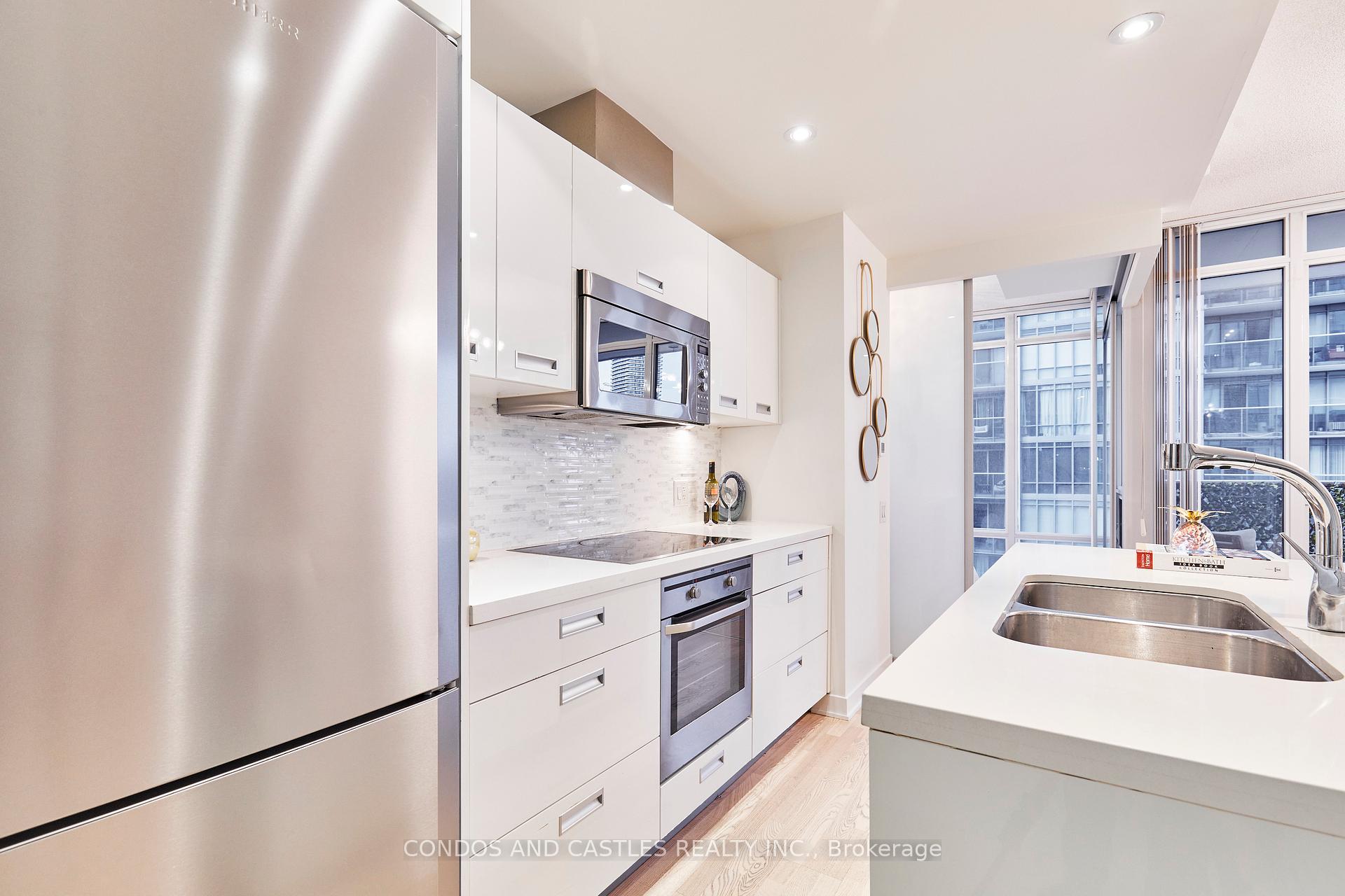 2 Bedrooms Condo at 88 Park Lawn, Toronto For sale