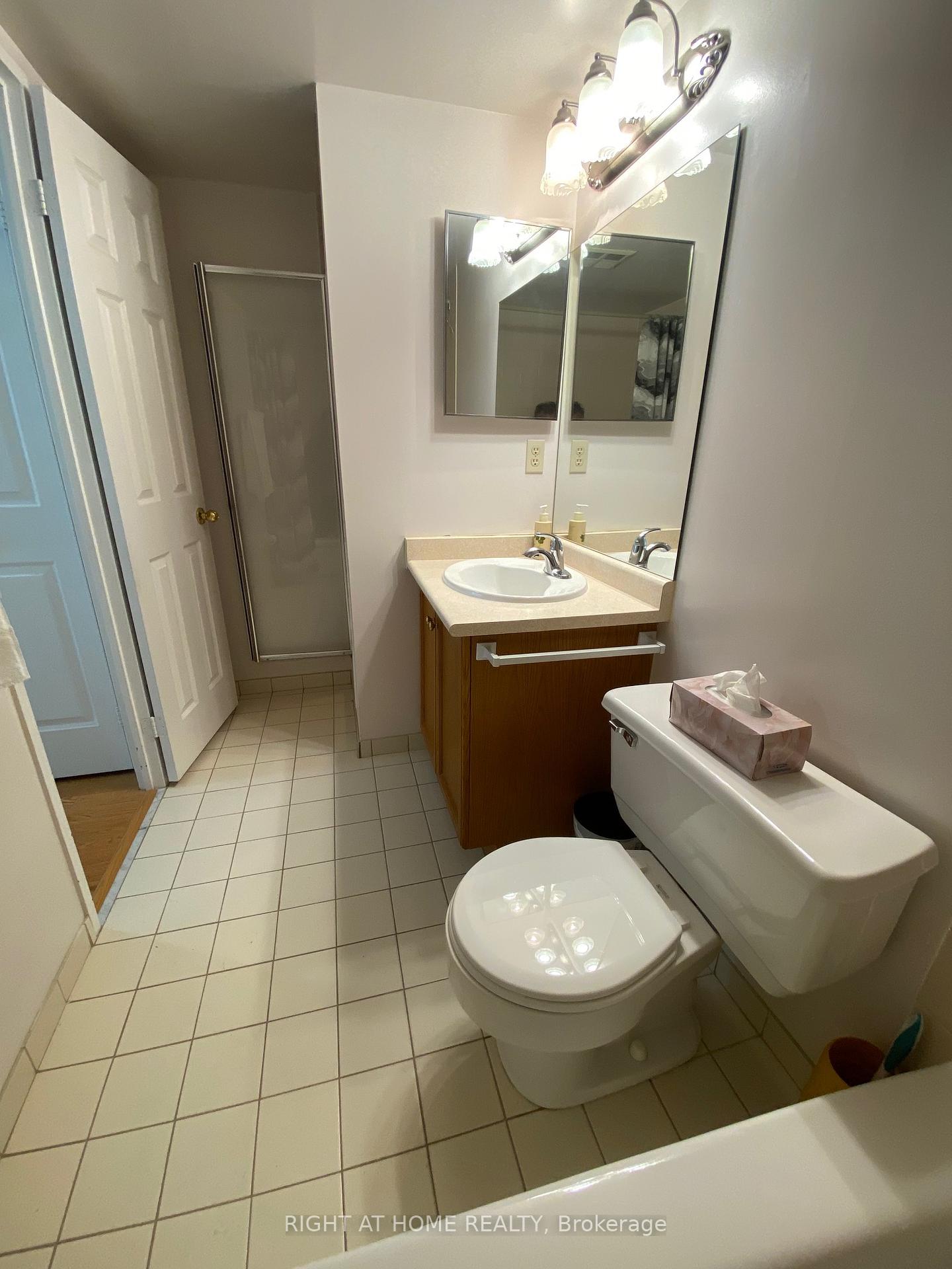 3 Bedrooms Condo at 330 Rathburn, Mississauga For sale