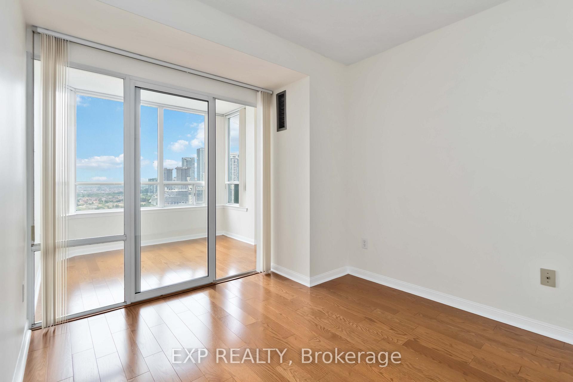 2 Bedrooms Condo at 550 Webb, Mississauga For sale