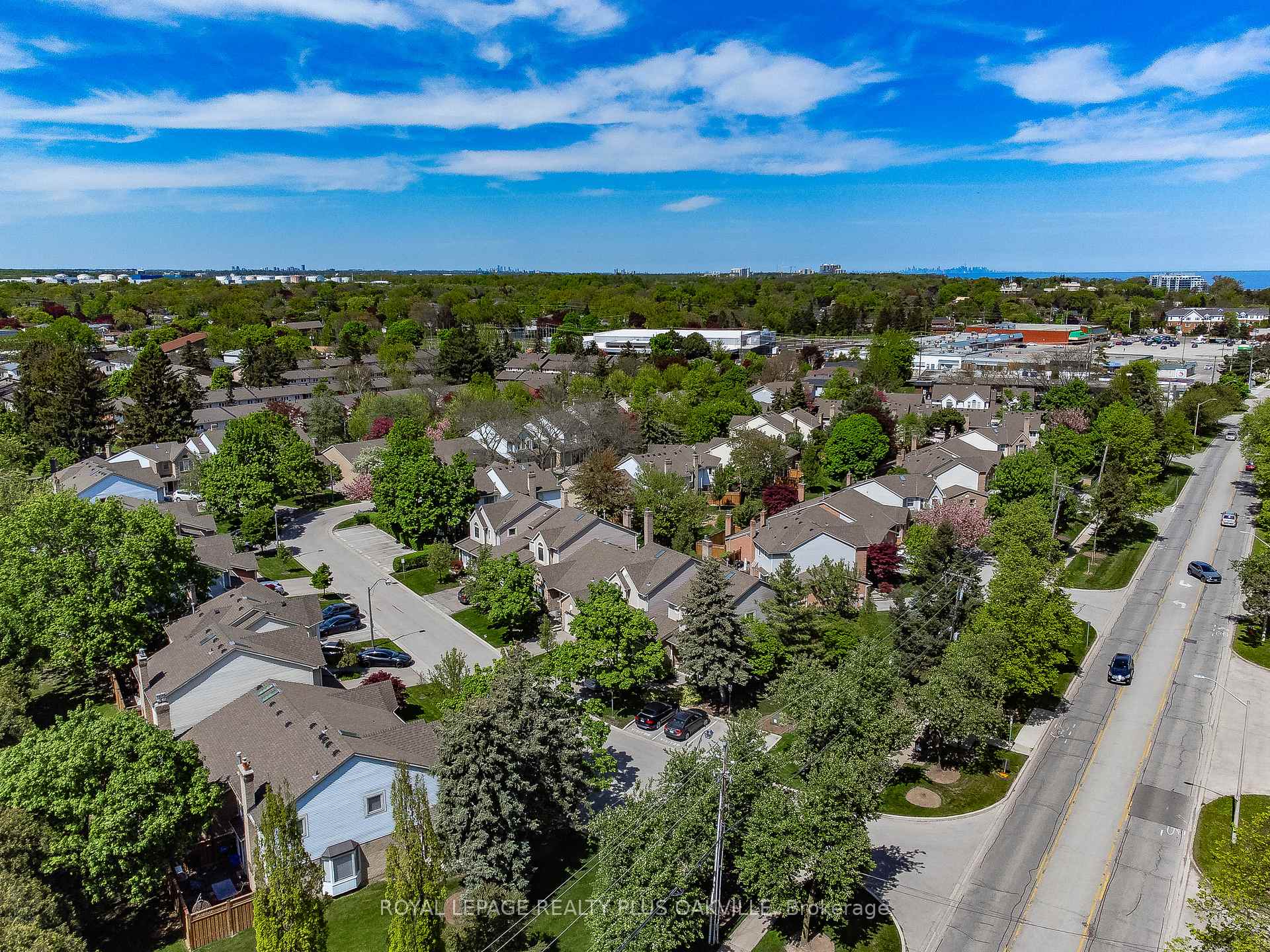 2 Bedrooms Condo at 5255 Lakeshore, Burlington For sale