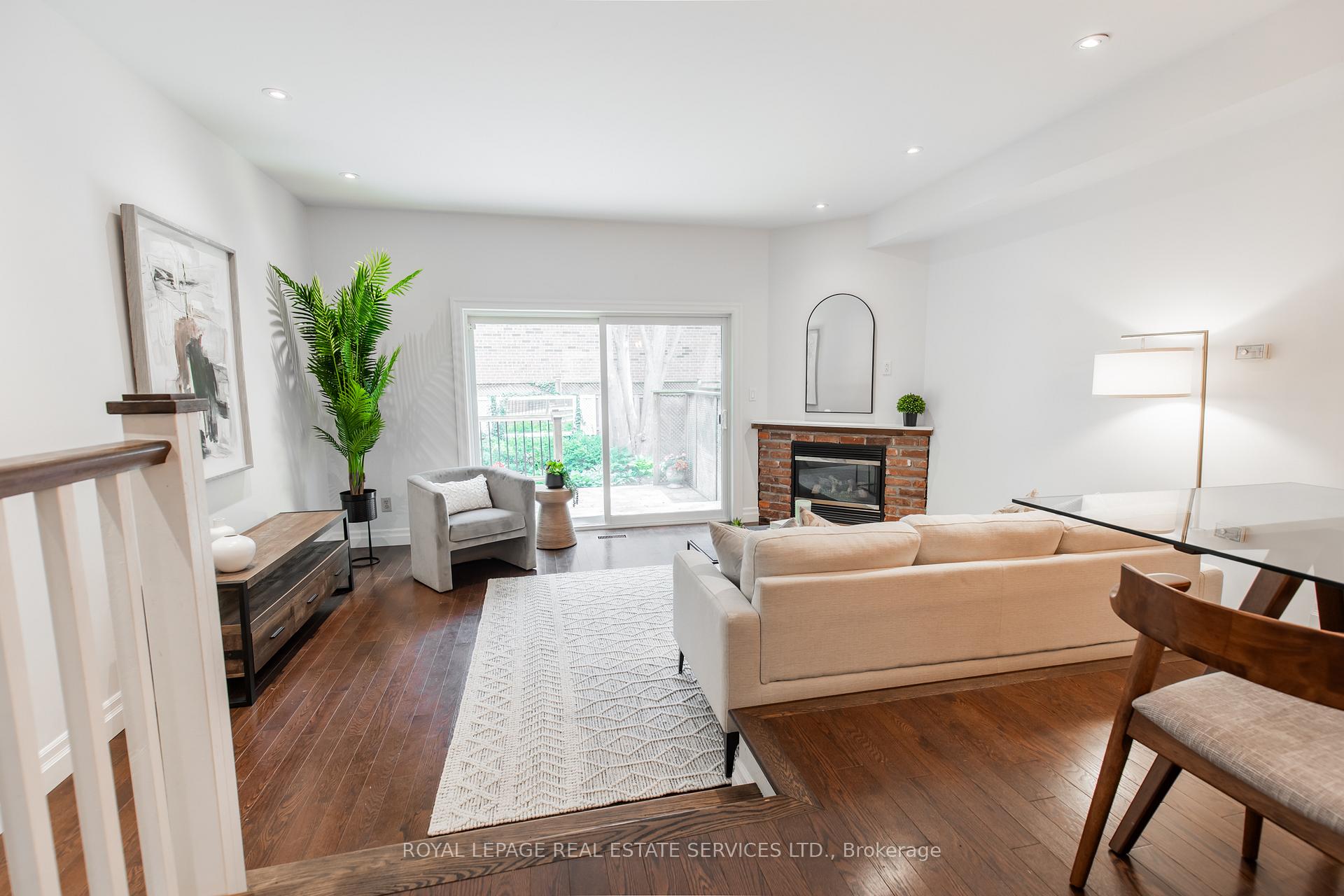 3 Bedrooms Condo at 3122 Lakeshore, Oakville For sale