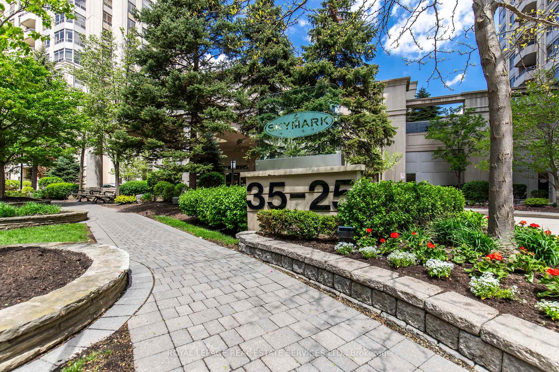 3 Bedrooms Condo at 25 Kingsbridge Garden, Mississauga For sale