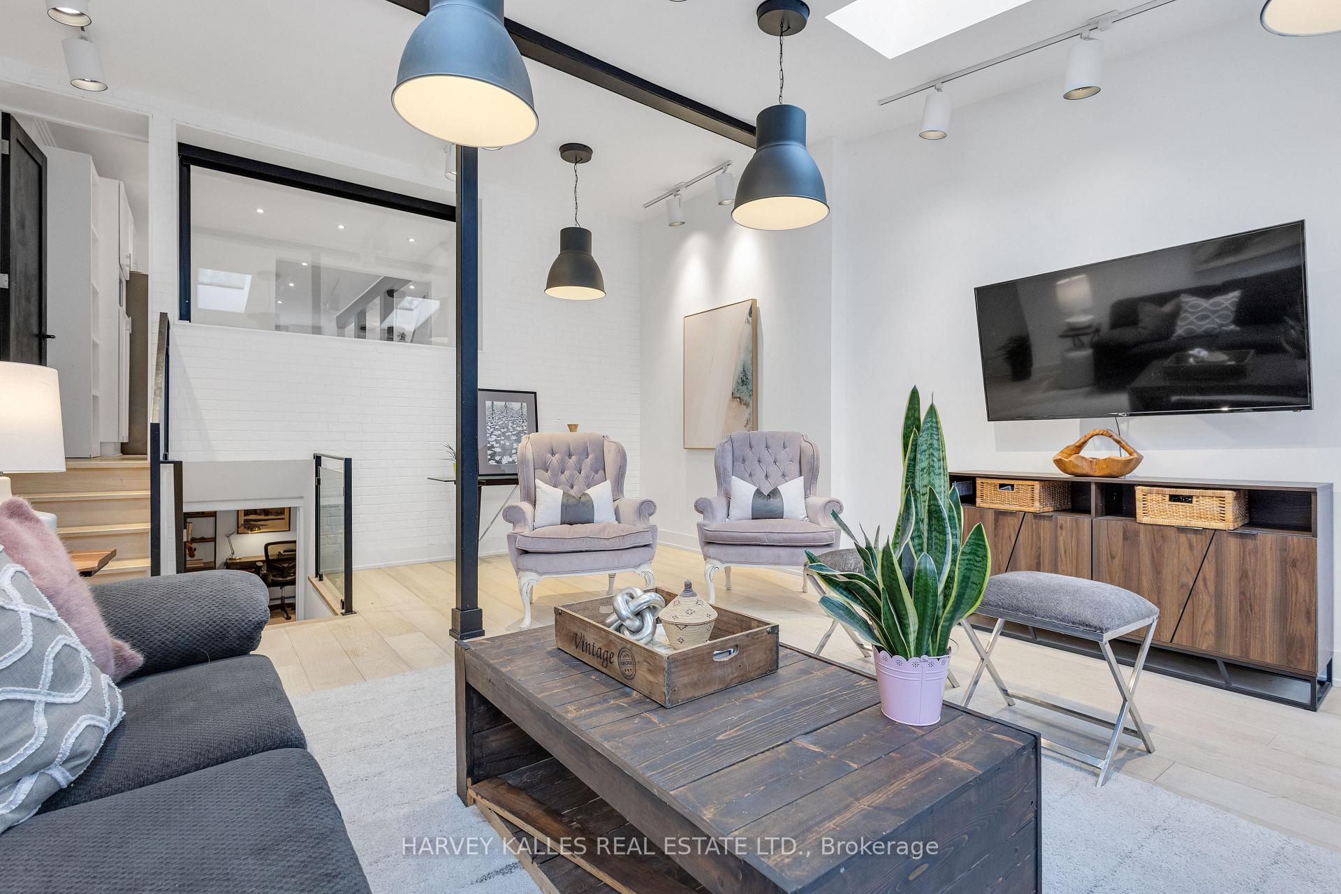 812 Duplex Avenue