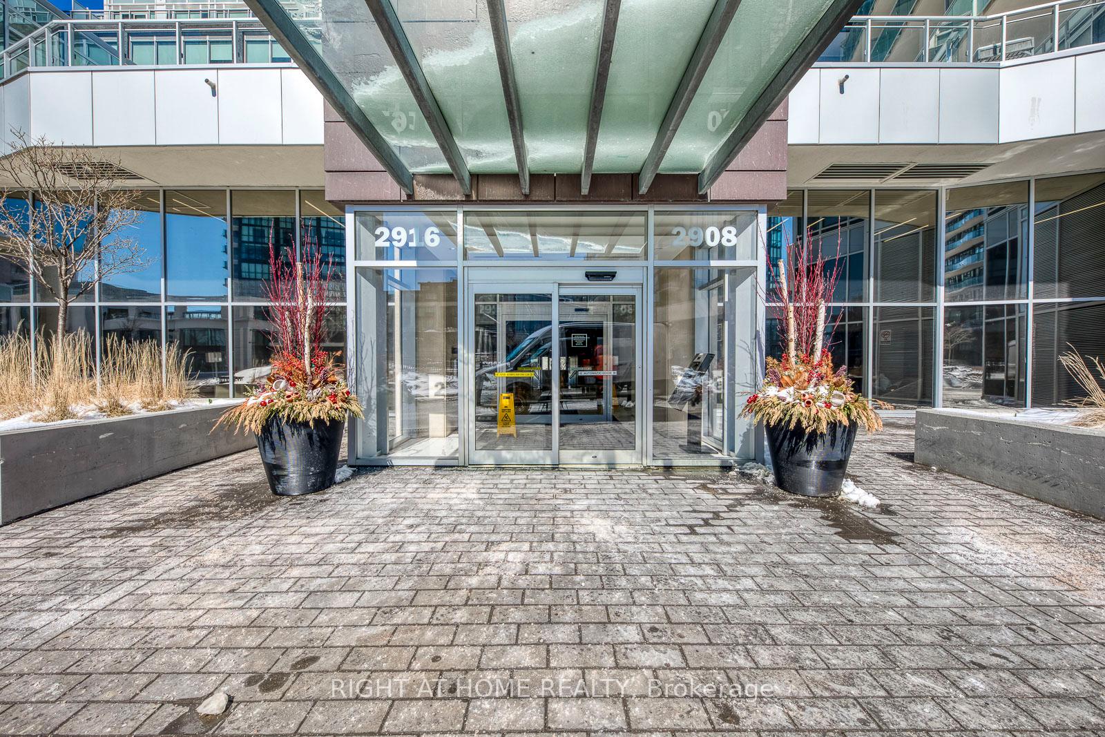 2 Bedrooms Condo at 2916 Highway 7, Vaughan For sale