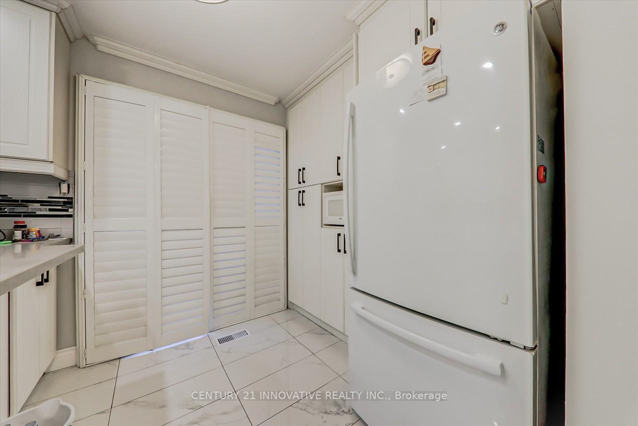 4 Bedrooms Condo at 100 Burrows Hall,  Toronto For sale