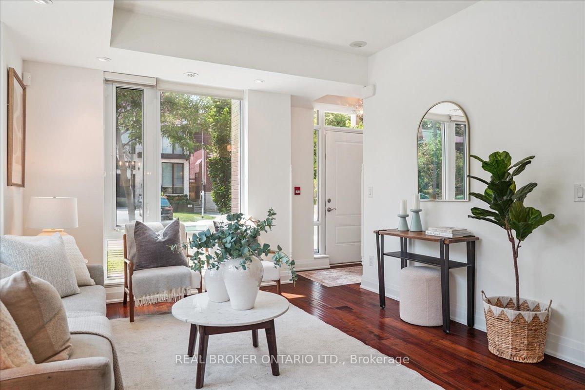 3 Bedrooms Condo at 191 Duplex, Toronto For sale