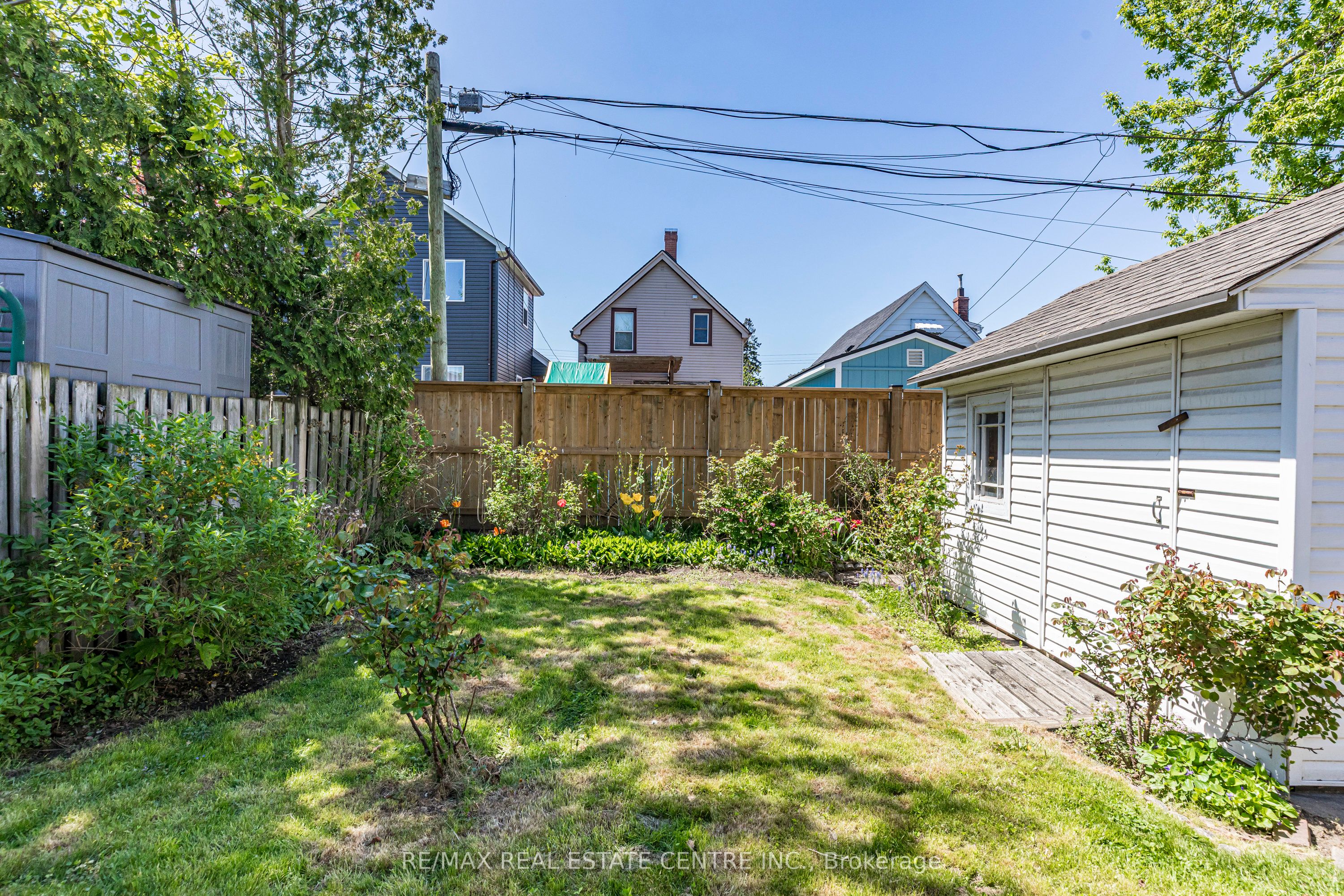 27 Barons Avenue N