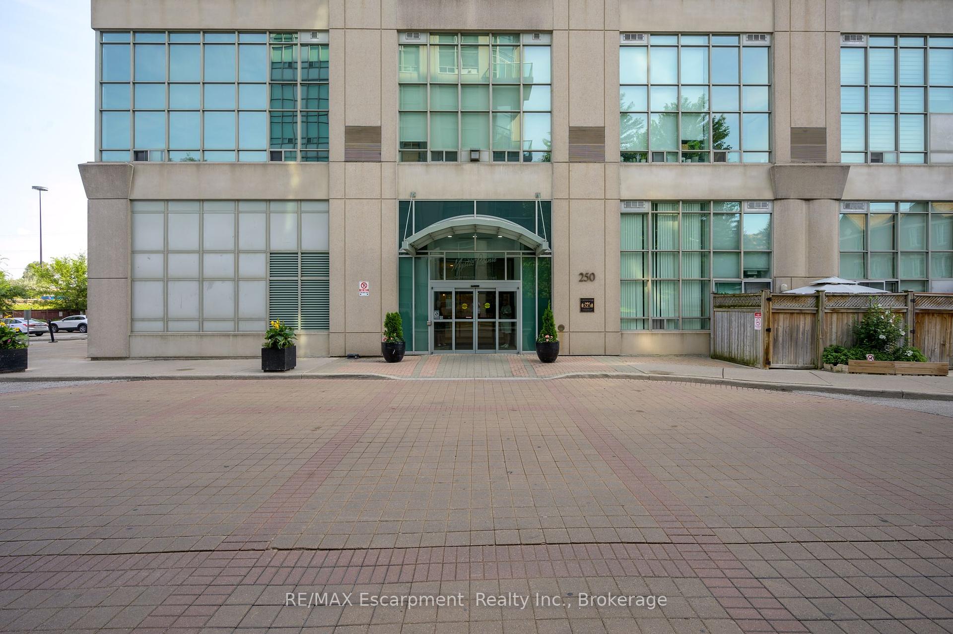 2 Bedrooms Condo at 250 MANITOBA, Toronto For sale