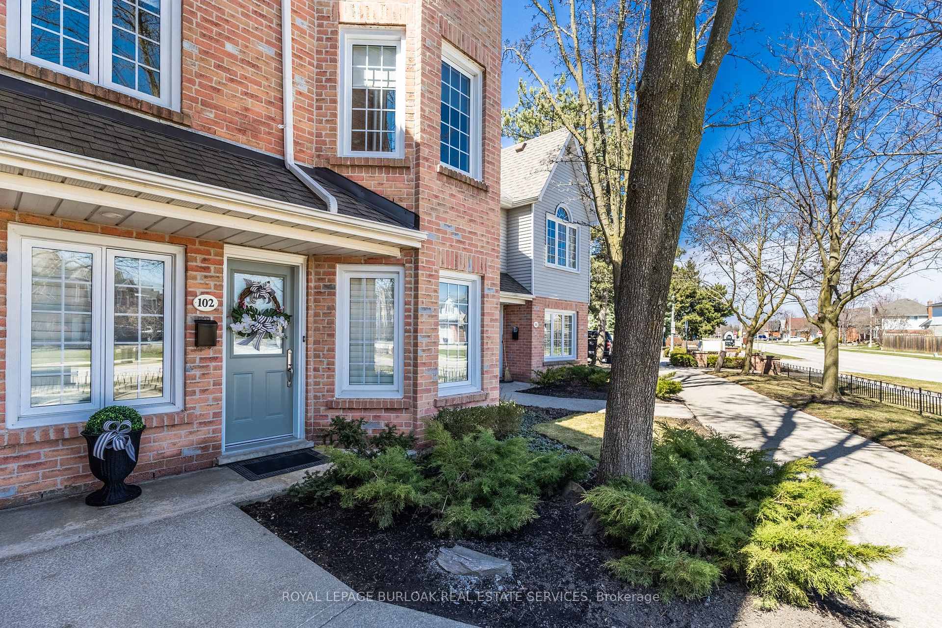 2 Bedrooms Condo at 2110 Cleaver, Burlington For sale
