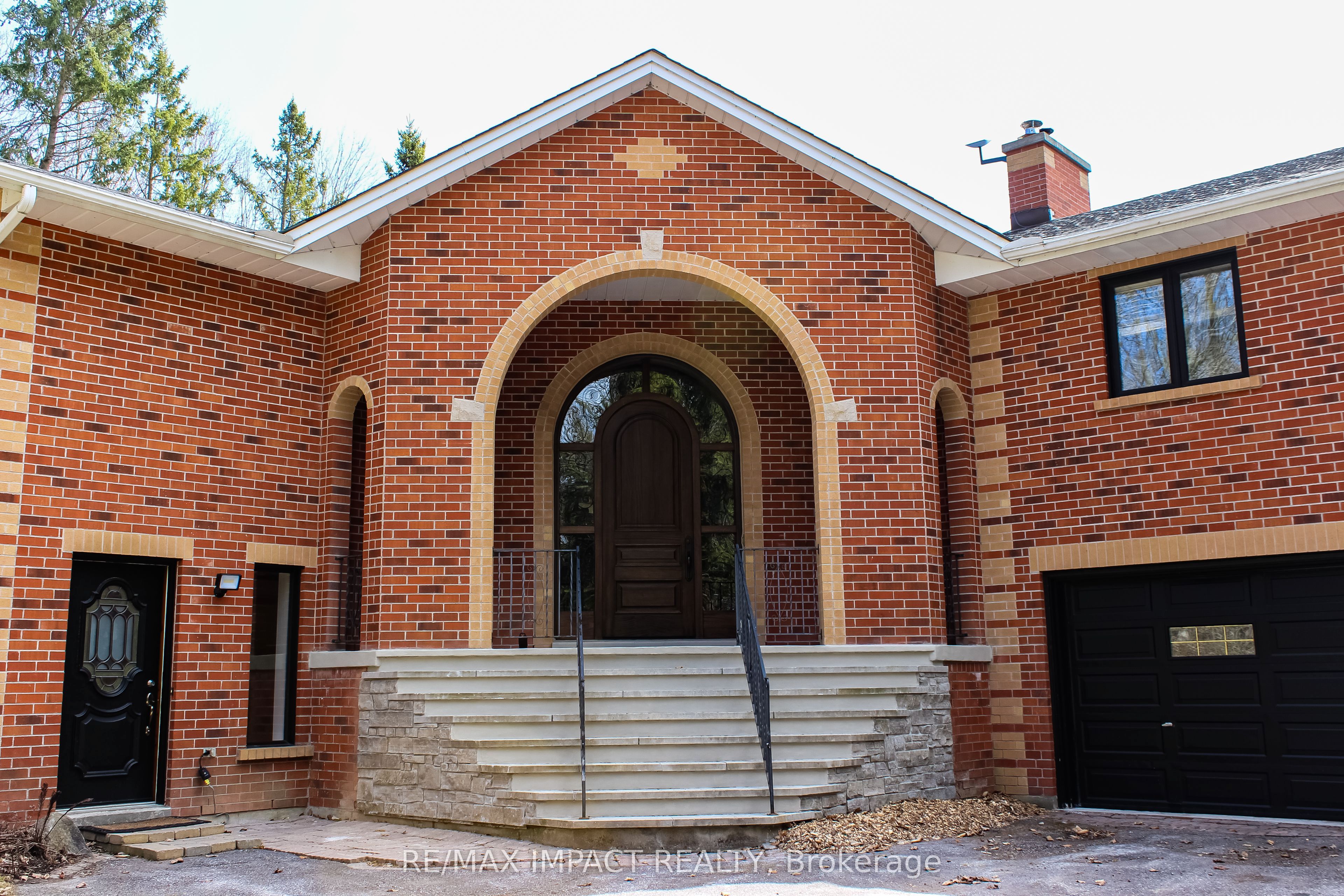 215 Raglan Road W