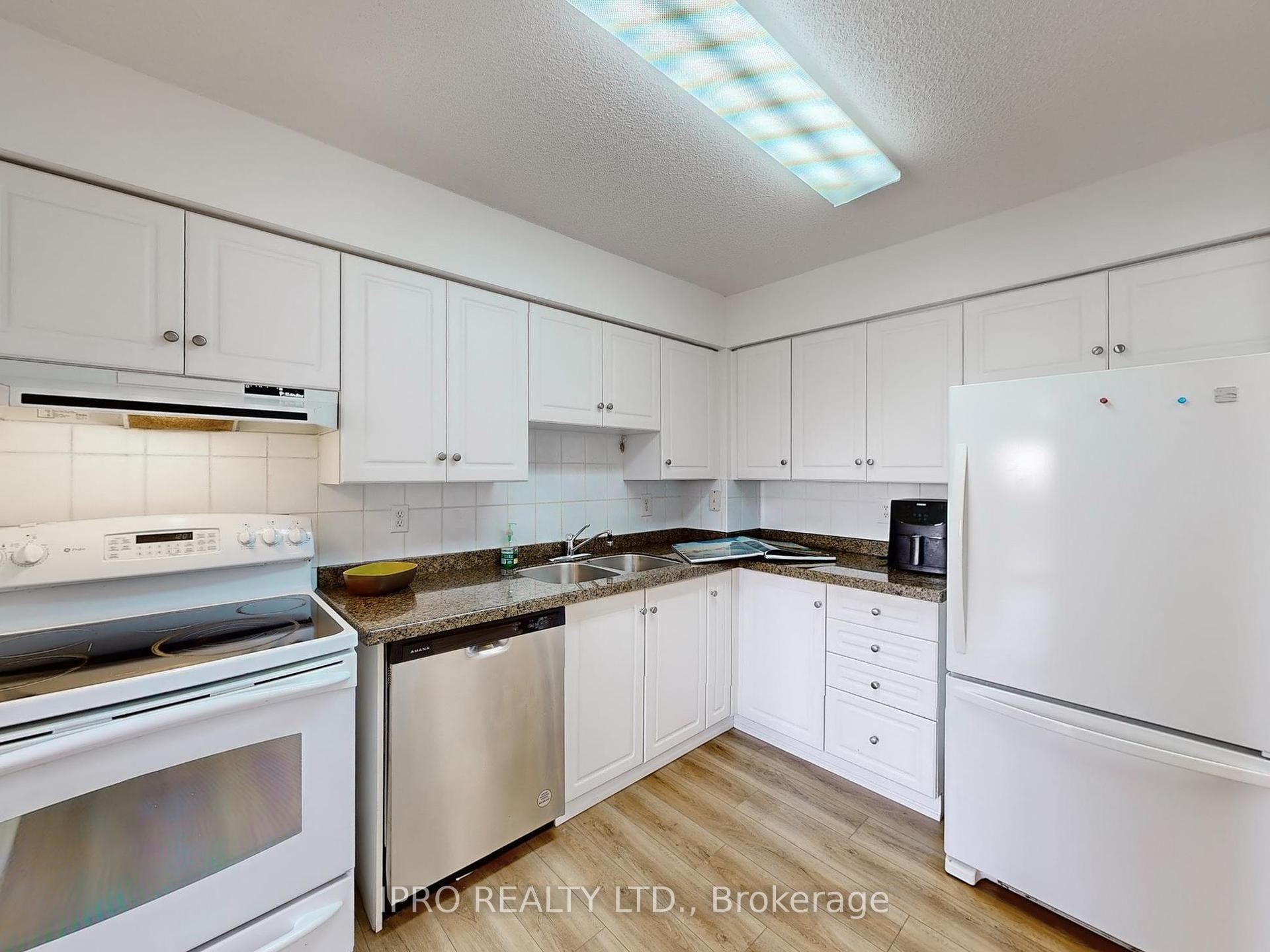 2 Bedrooms Condo at 32 Tannery, Mississauga For sale