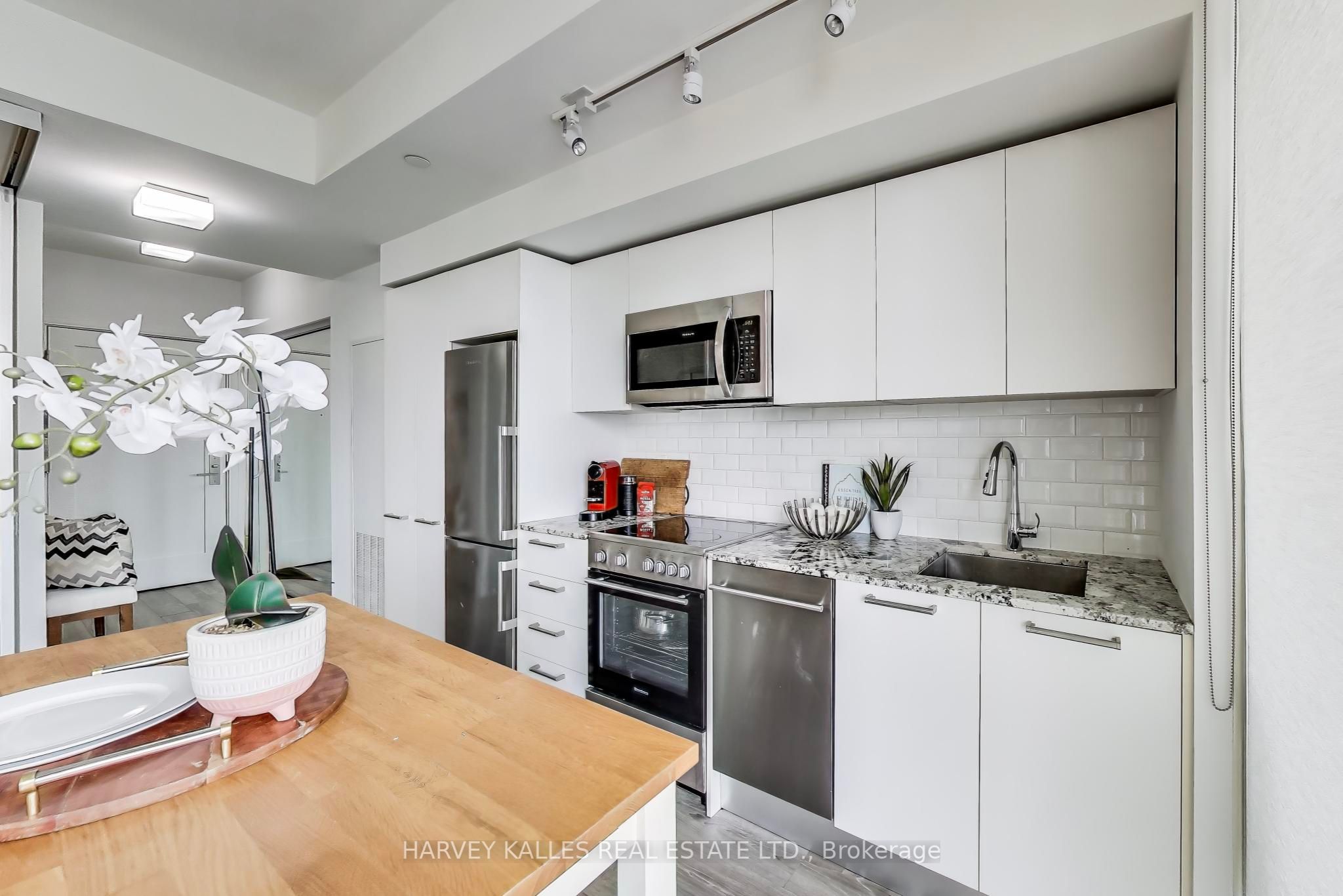 28 Wellesley Street E, #2408