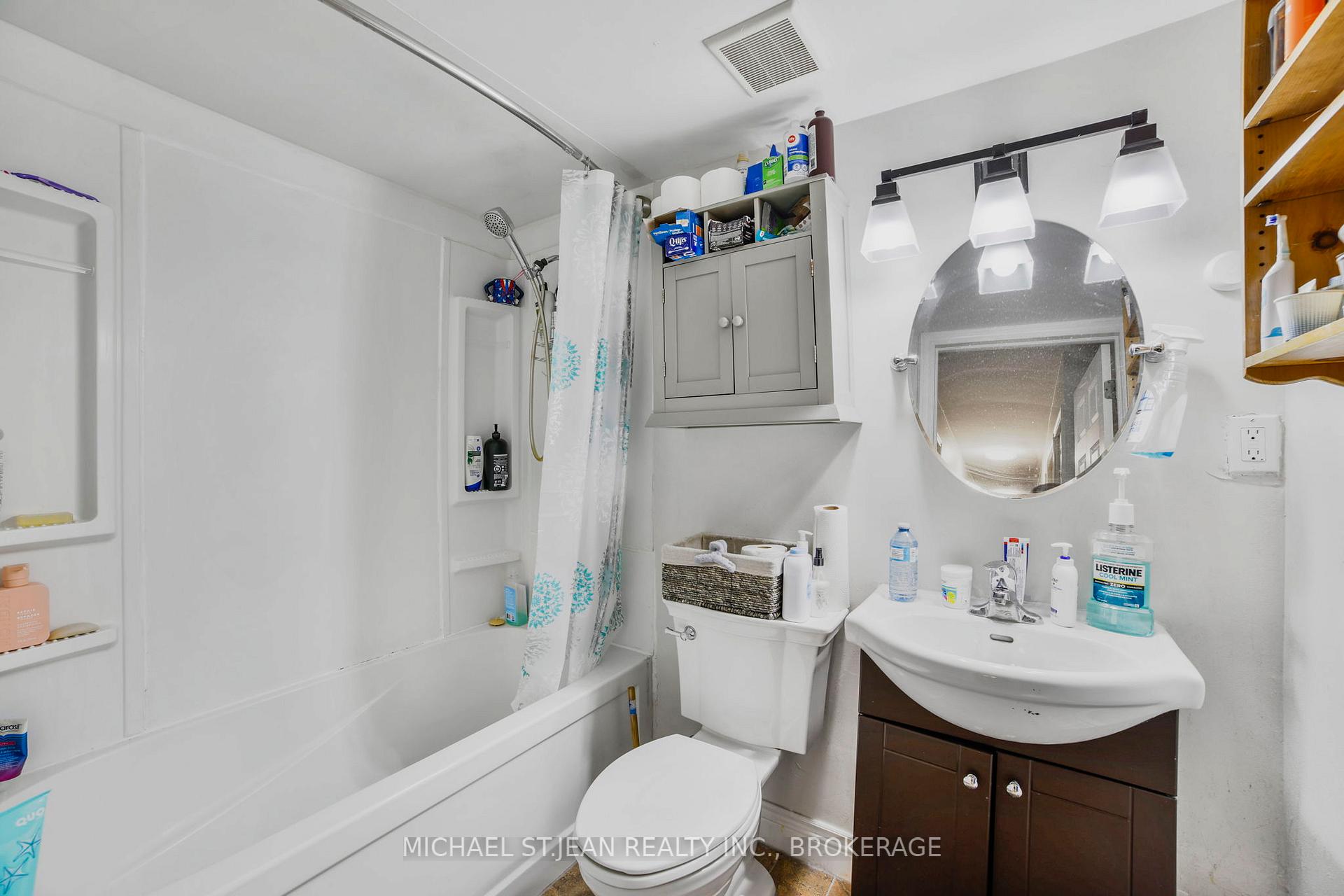 3 Bedrooms Condo at 15 Albright,  Hamilton For sale