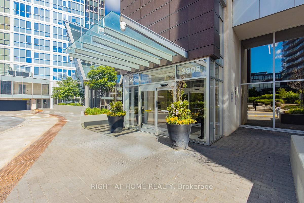 3 Bedrooms Condo at 2908 Highway 7, Vaughan For sale